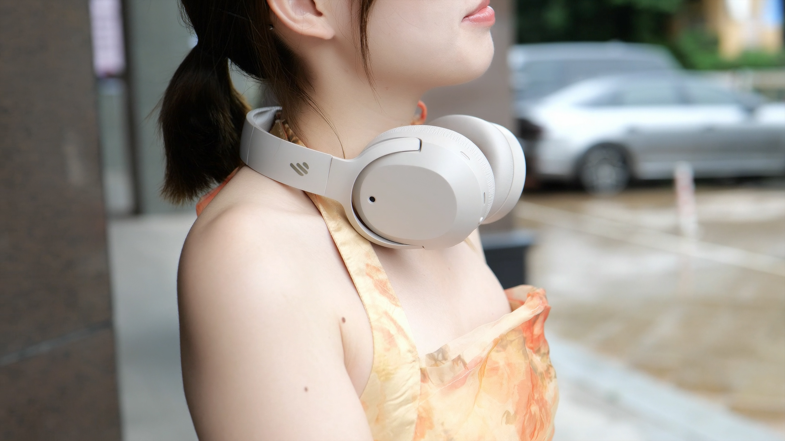 头戴式耳机要想不被淘汰，还得是这种压价跑量的打法