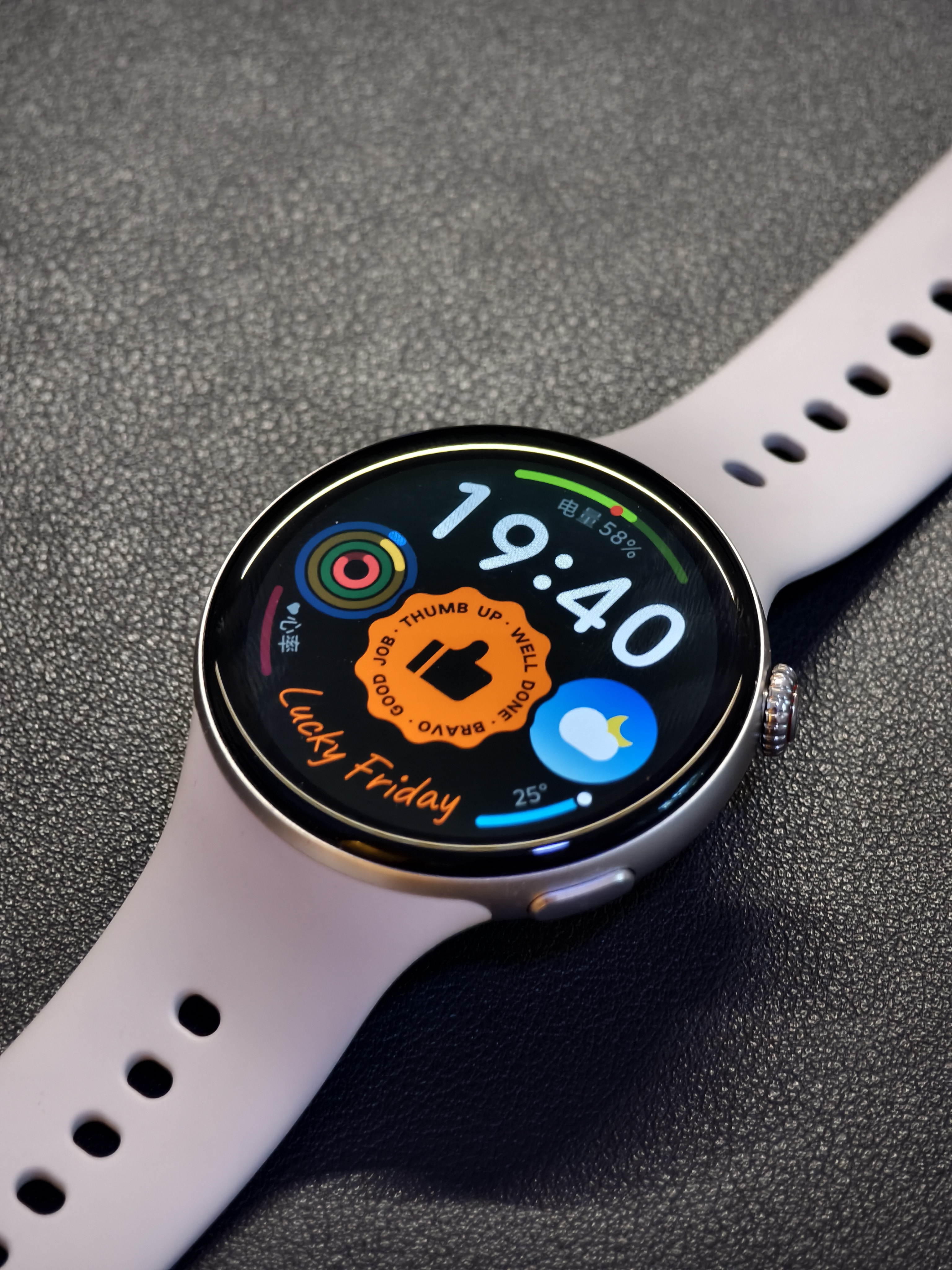 iQOO watch5这款表外观方面配备了1.43英寸的OLED屏幕，重量仅仅只有32g非常便携