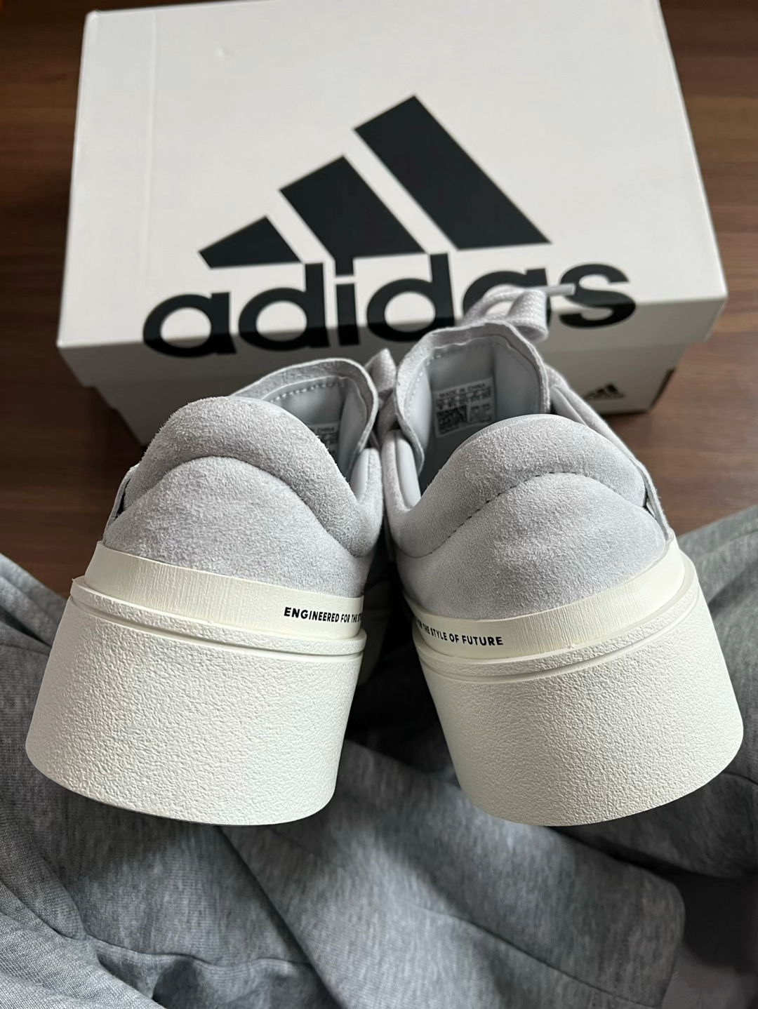 adidas灰白厚底板鞋体验：简约复古又舒适