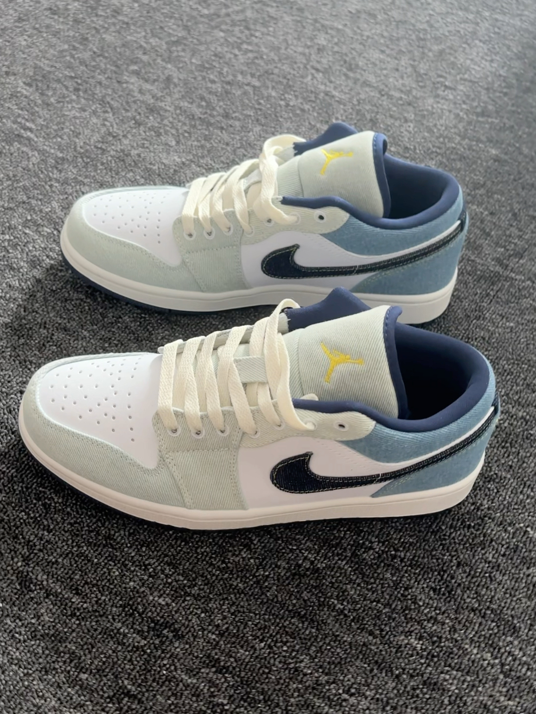 家人们谁懂啊！终于出息的我入手了牛仔蓝AJ板鞋，你们有过为一双鞋心动到挪不开眼的经历吗？