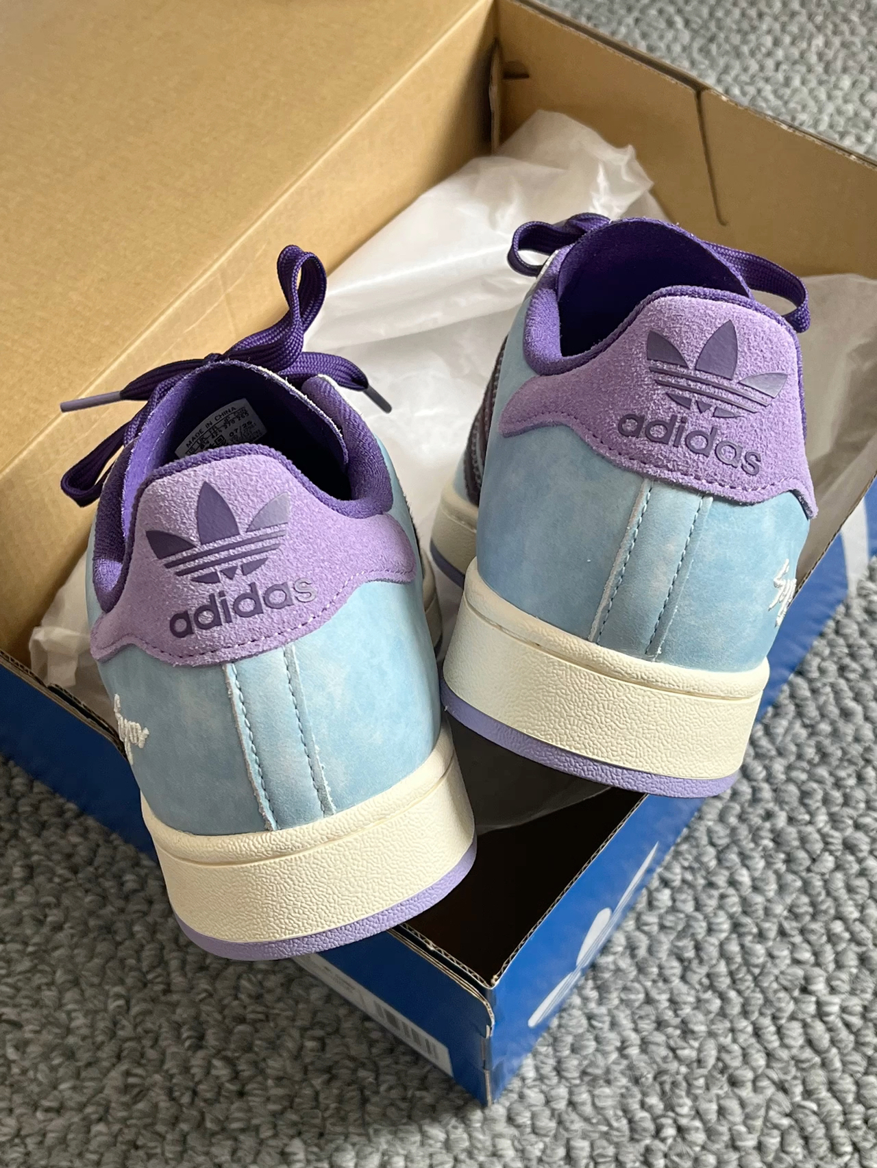白紫色Adidas贝壳头板鞋