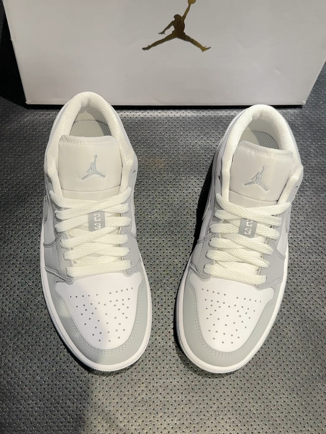 低帮AJ1小迪奥 高颜值搭配神器 Air Jordan 1的小迪奥配色真的太懂穿搭了！