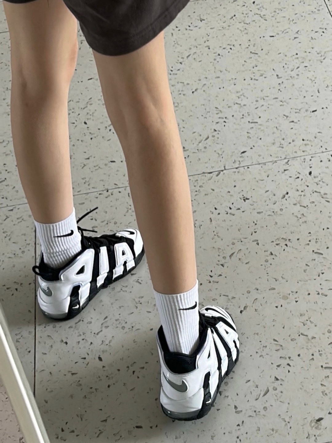 黑白皮蓬鞋款设计帅气有型
