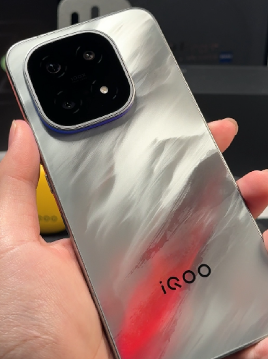 iQOO15作为iQOO的旗舰机型他的体验和堆料确实不错