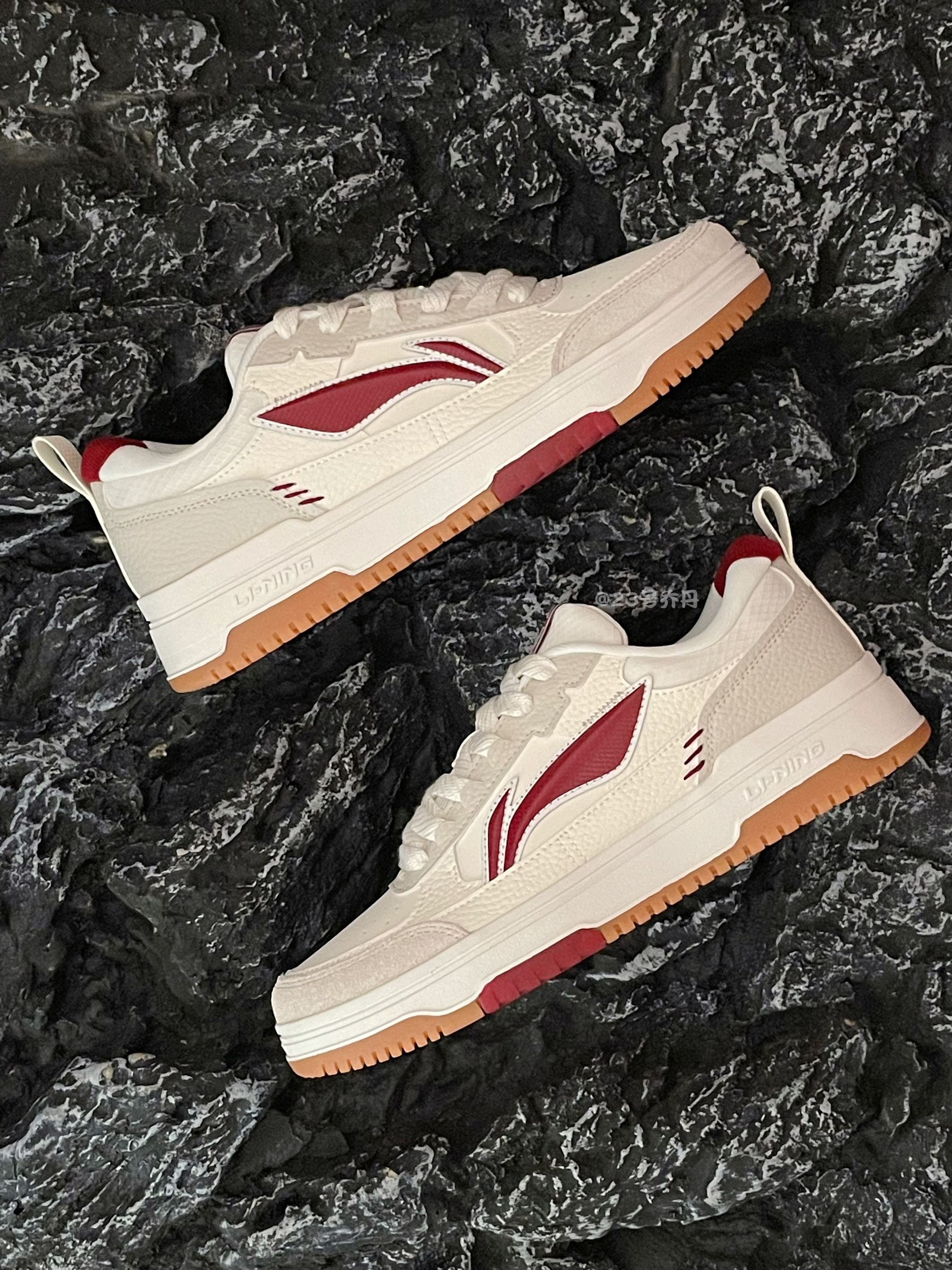 🔥2⃣️0⃣️0⃣️➕适合秋冬的『白灰红』板鞋👟还值得入手嘛⁉️