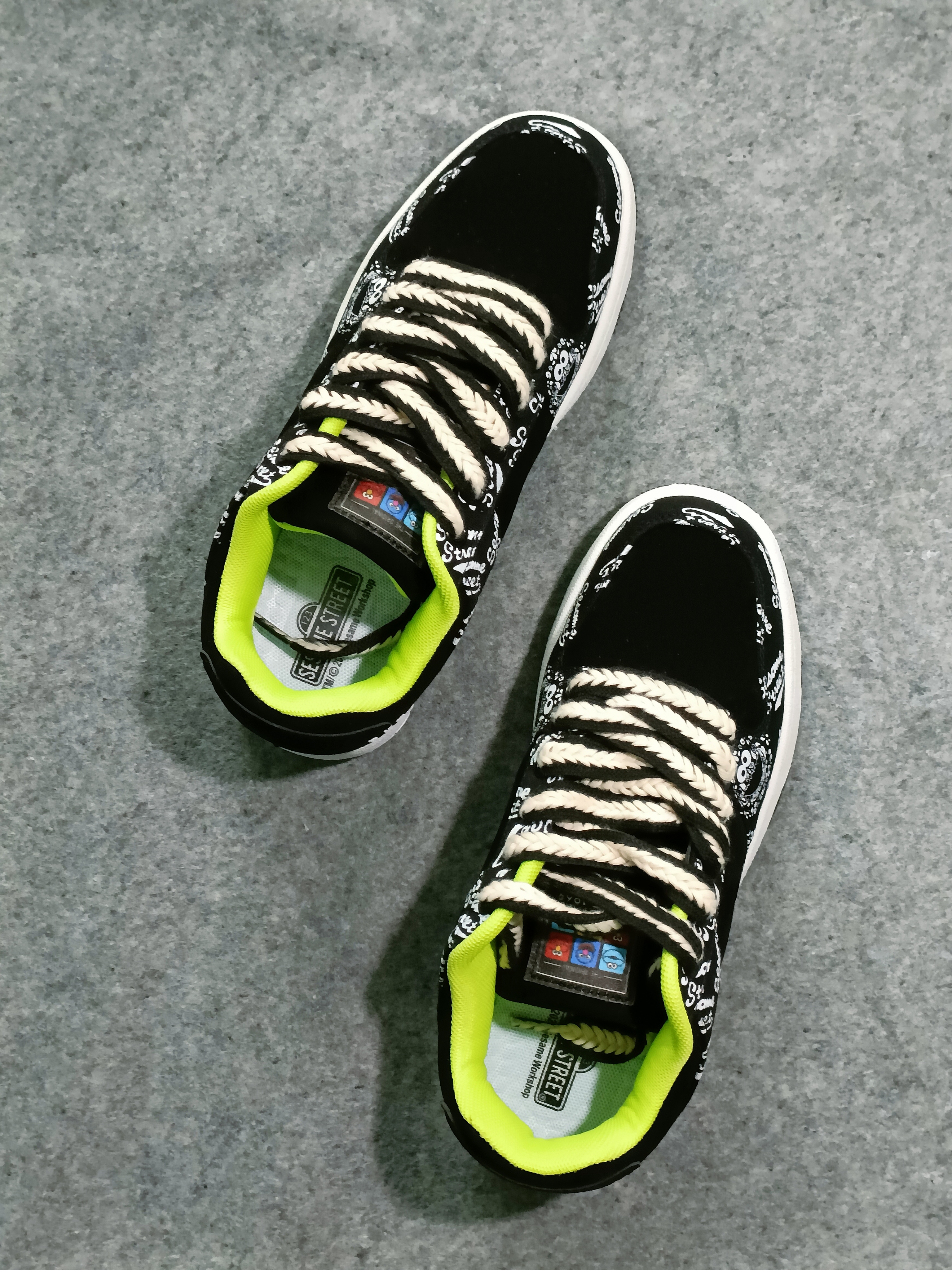 新学期秀新鞋!！个性板鞋👟