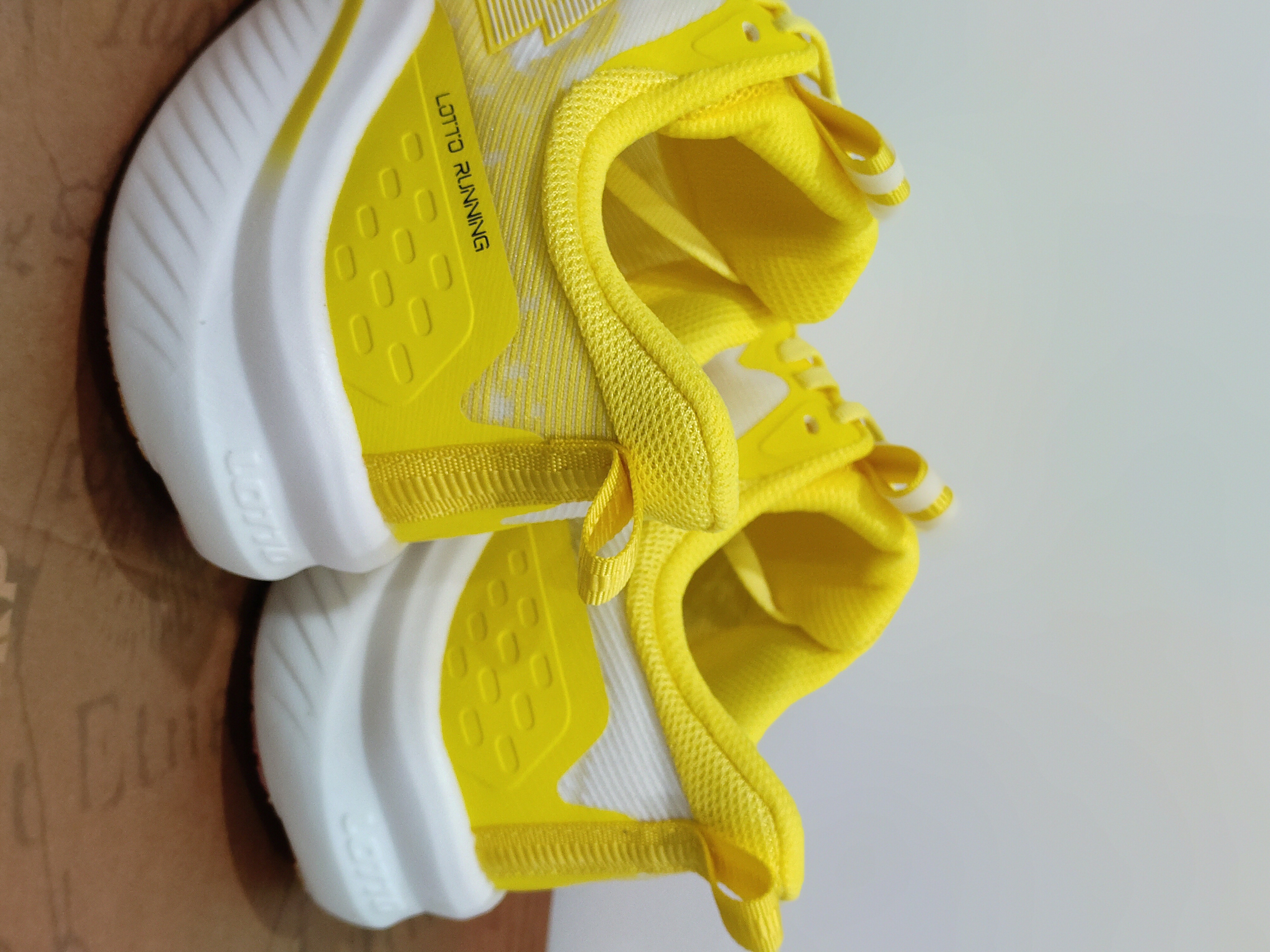 1开橘黄色跑鞋👟来喽！！！