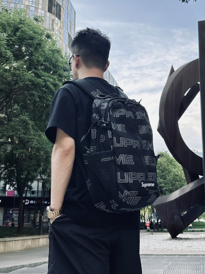 一款非常实用的Supreme双肩包
