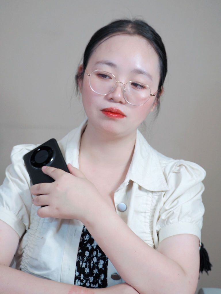 谁说女孩儿驾驭不了华为mate60Pro雅丹黑?