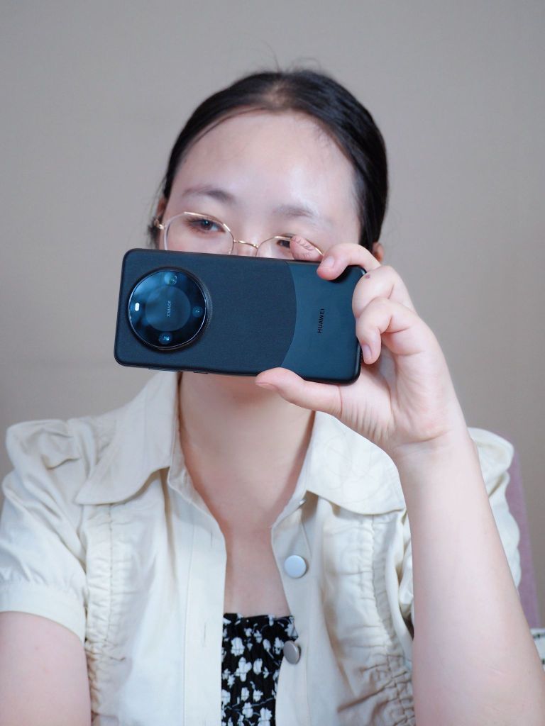 谁说女孩儿驾驭不了华为mate60Pro雅丹黑?