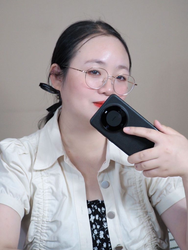 谁说女孩儿驾驭不了华为mate60Pro雅丹黑?