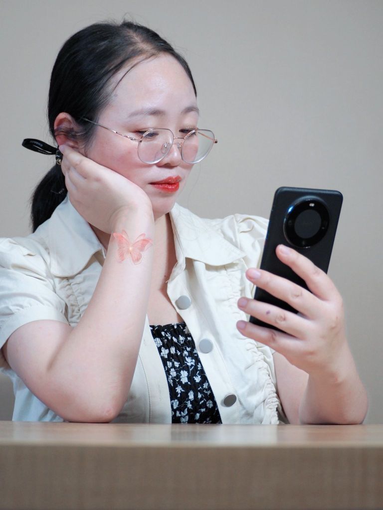 谁说女孩儿驾驭不了华为mate60Pro雅丹黑?