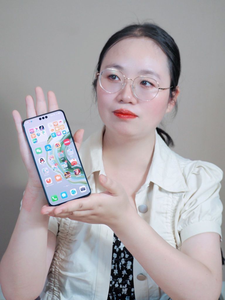 谁说女孩儿驾驭不了华为mate60Pro雅丹黑?