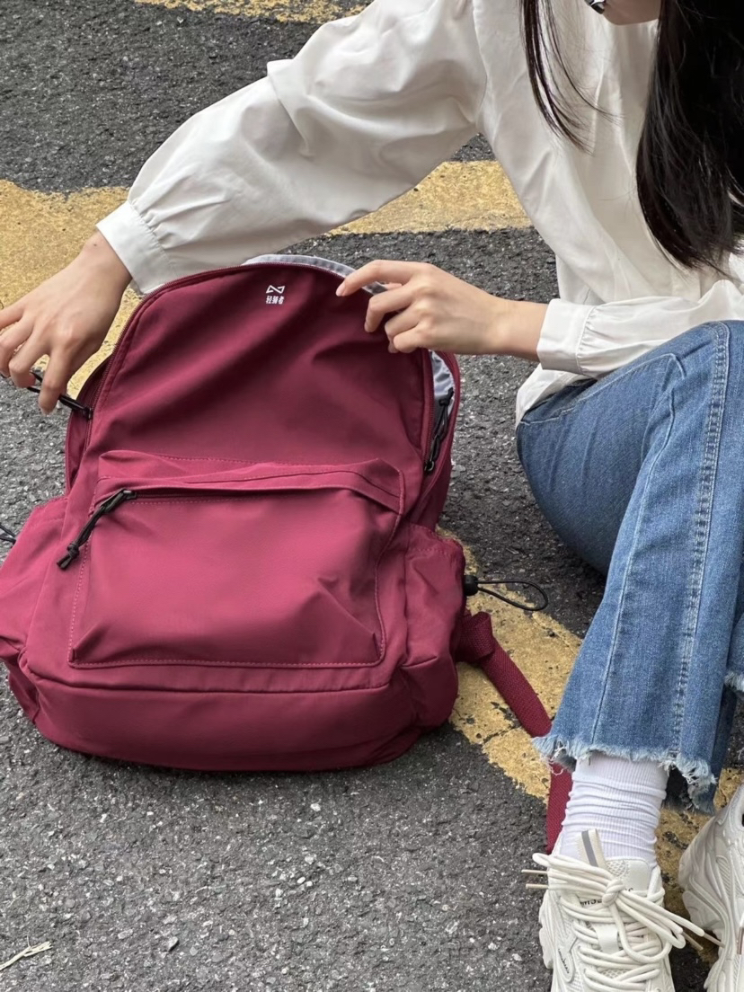 哦莫！是谁说大学生背书包幼稚的？！