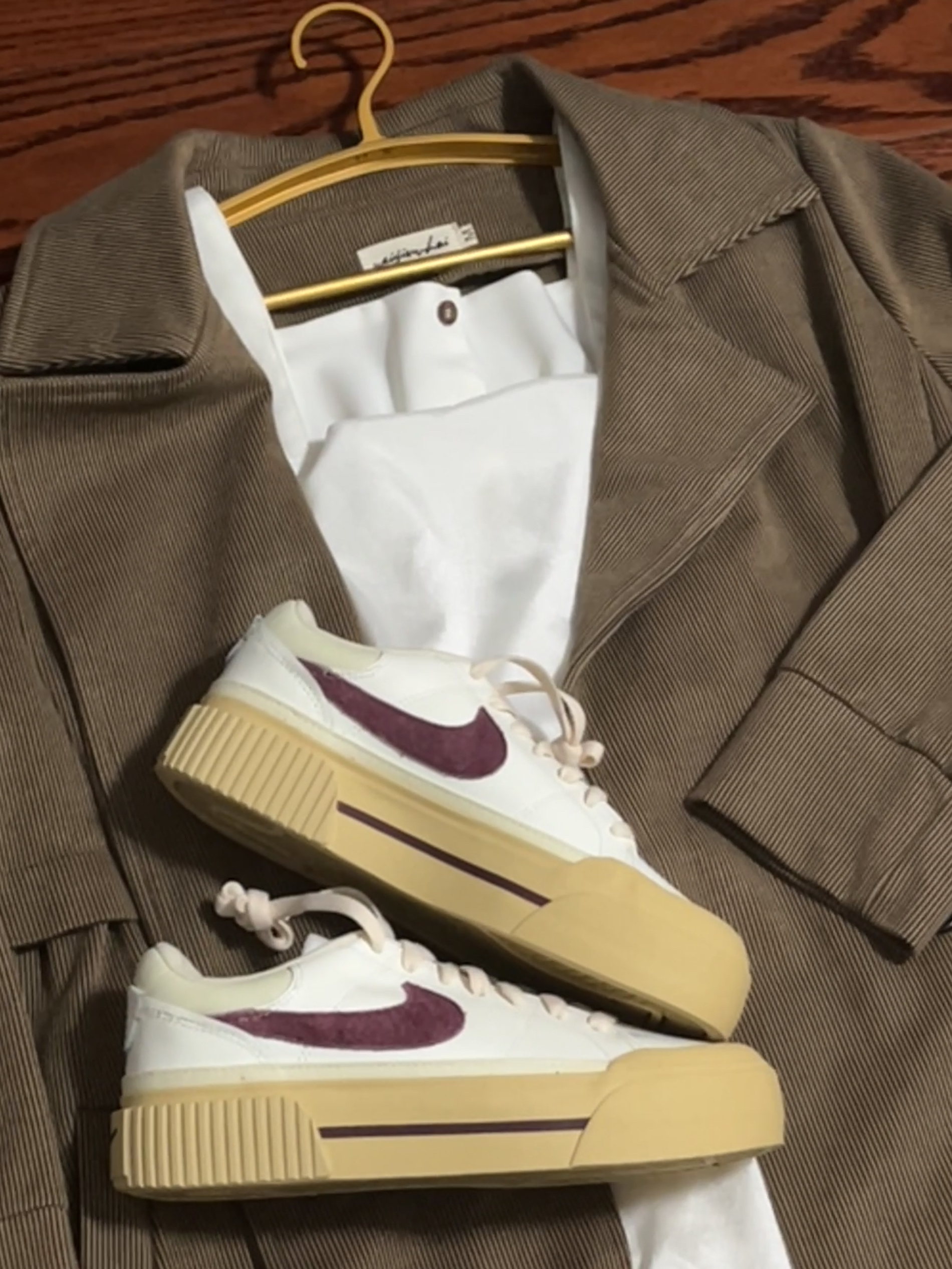 Nike court 枣红色