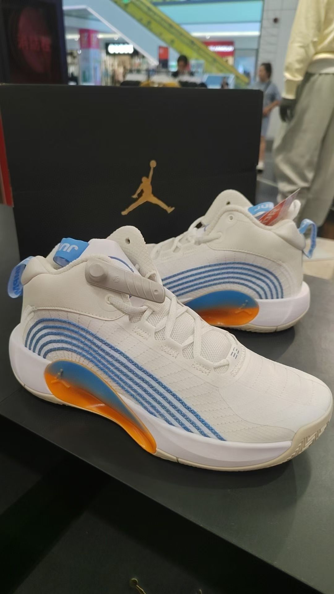 Jordan Jumpman 气垫缓震 实战训练 篮球鞋是一款专为篮球运动设计的顶级鞋款