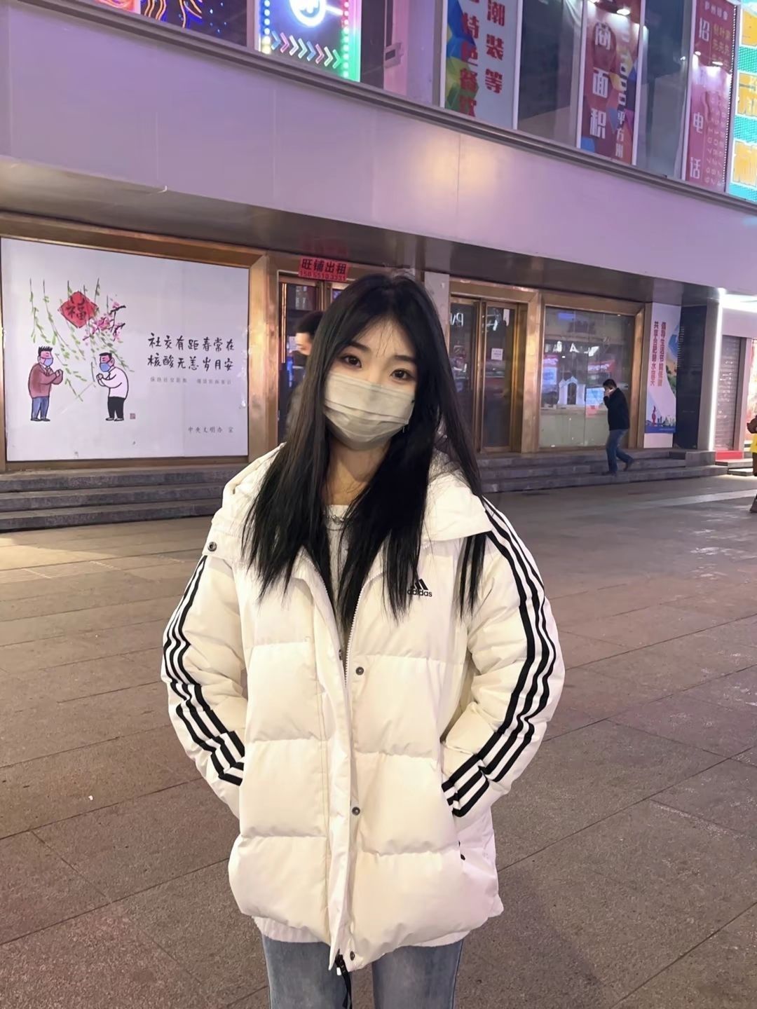 💥阿迪达斯💥 条纹撞色保暖连帽短款户外羽绒服，简直太美了！