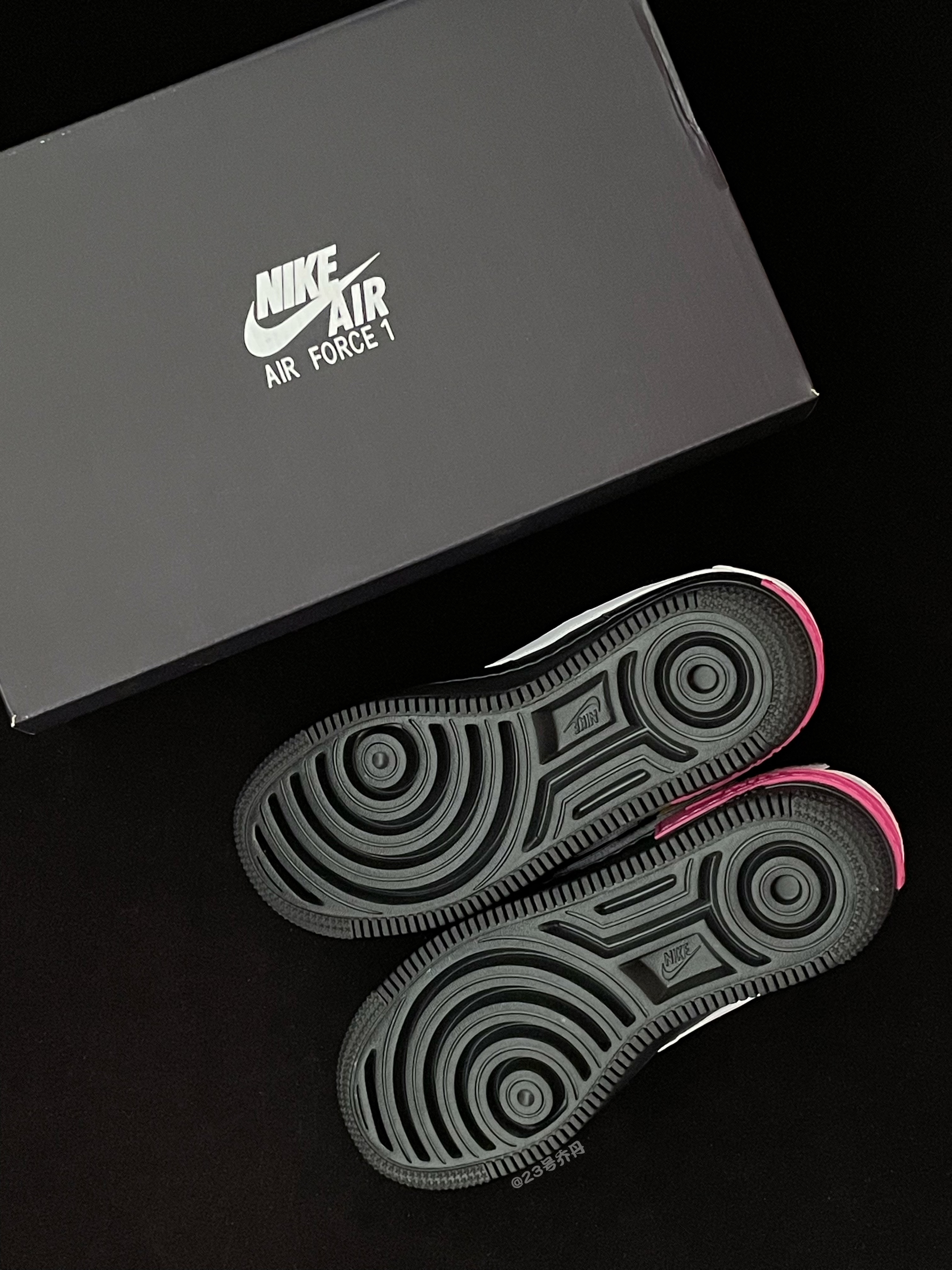 🔥哇塞,这双虞书欣同款的『黑白粉』小板鞋👟尊嘟泰酷辣‼️