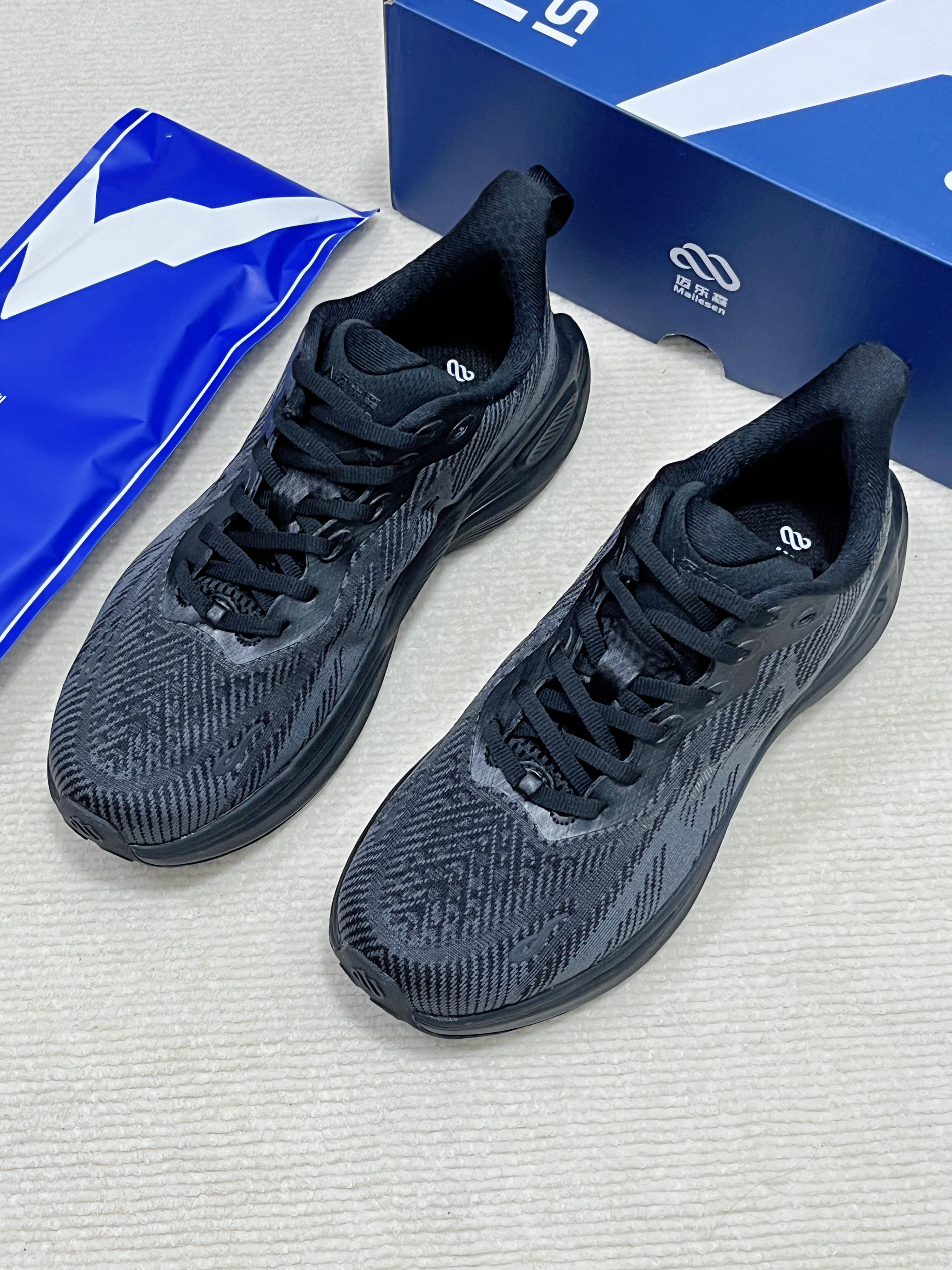 锁定🔒黑色👉暗黑⚫️系的跑鞋👟简单好看好穿～