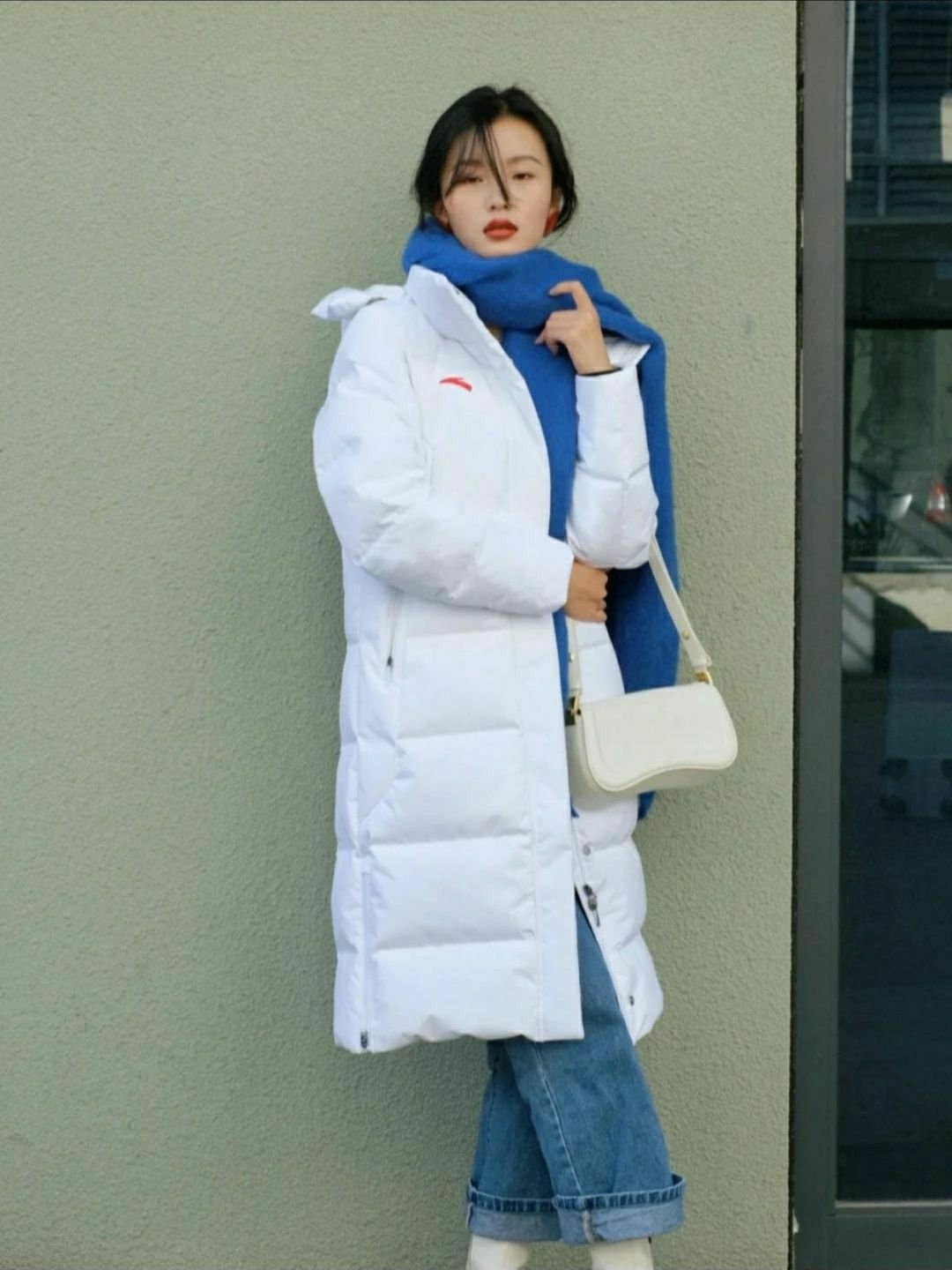 白色羽绒服尊的很有气质
