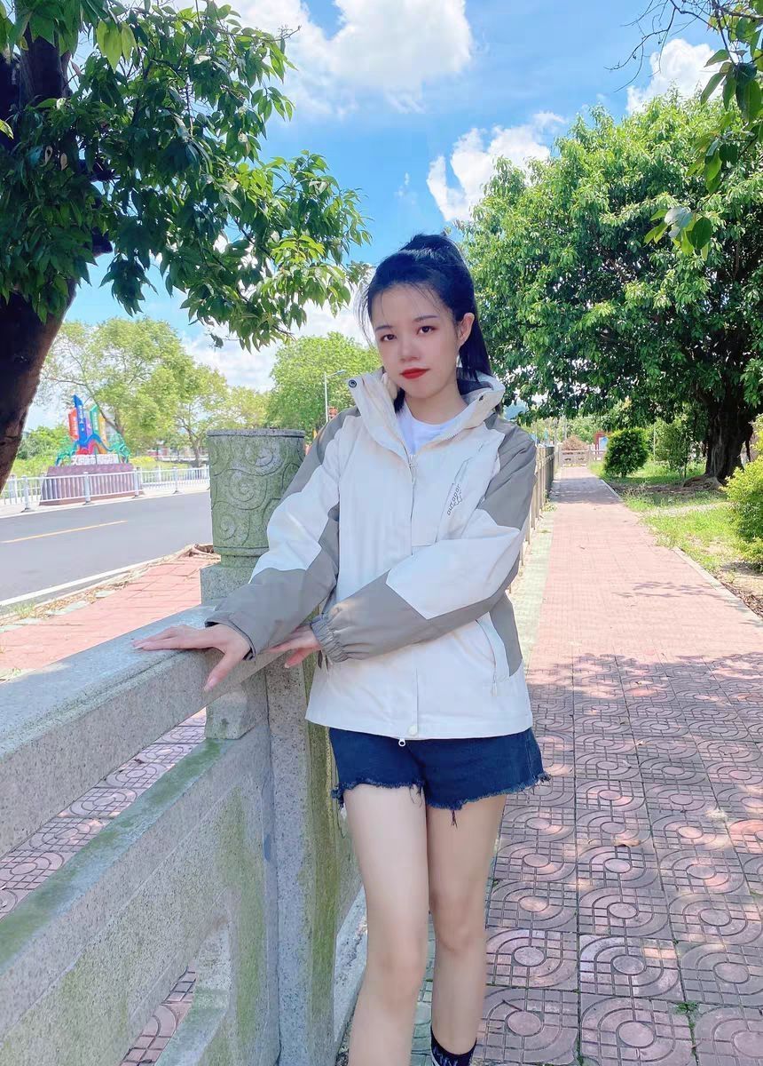 炒鸡吸睛的百搭冲锋衣