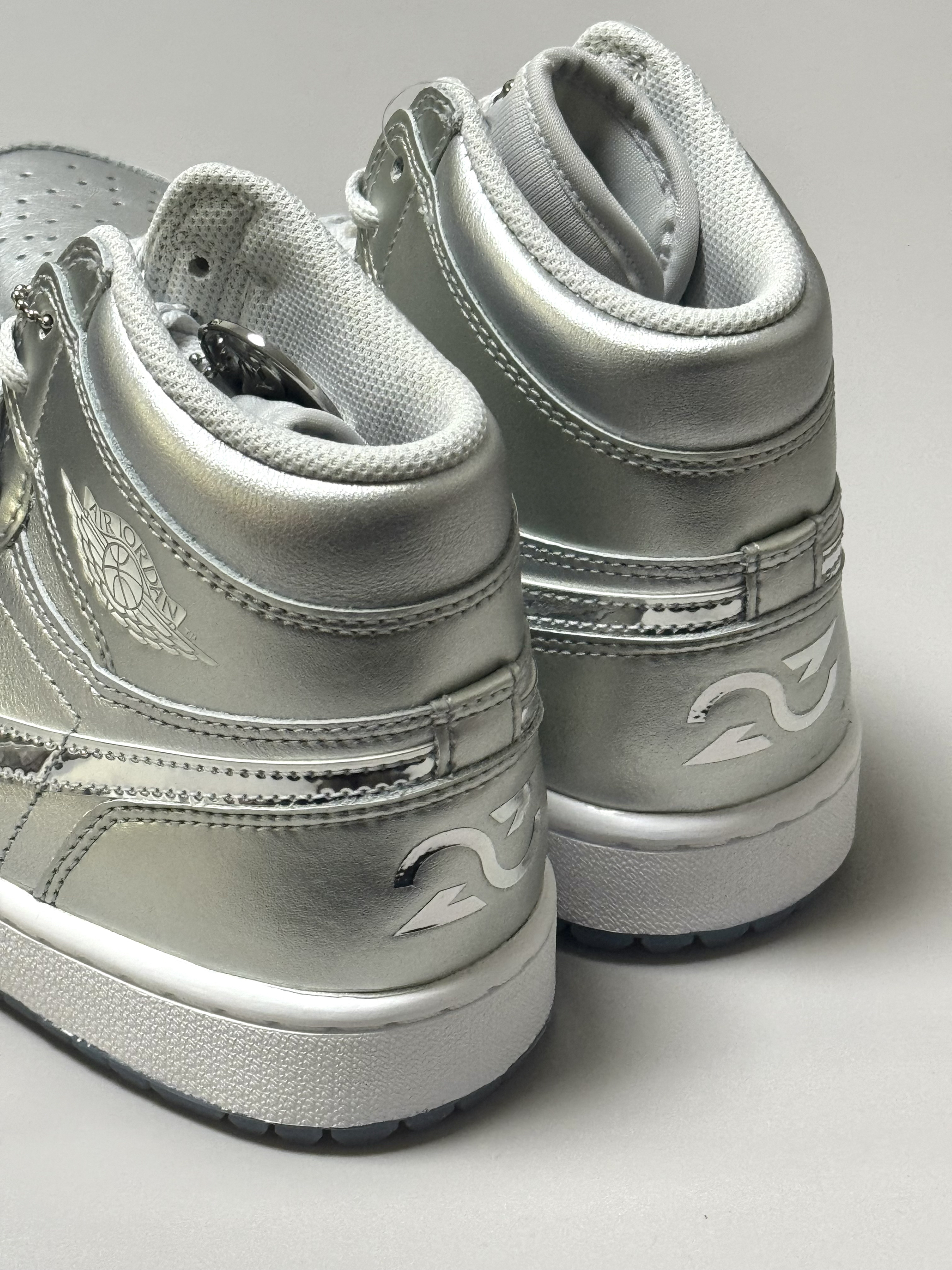 质感真好？这双“电镀银”aj1 你确定能驾驭的了吗？