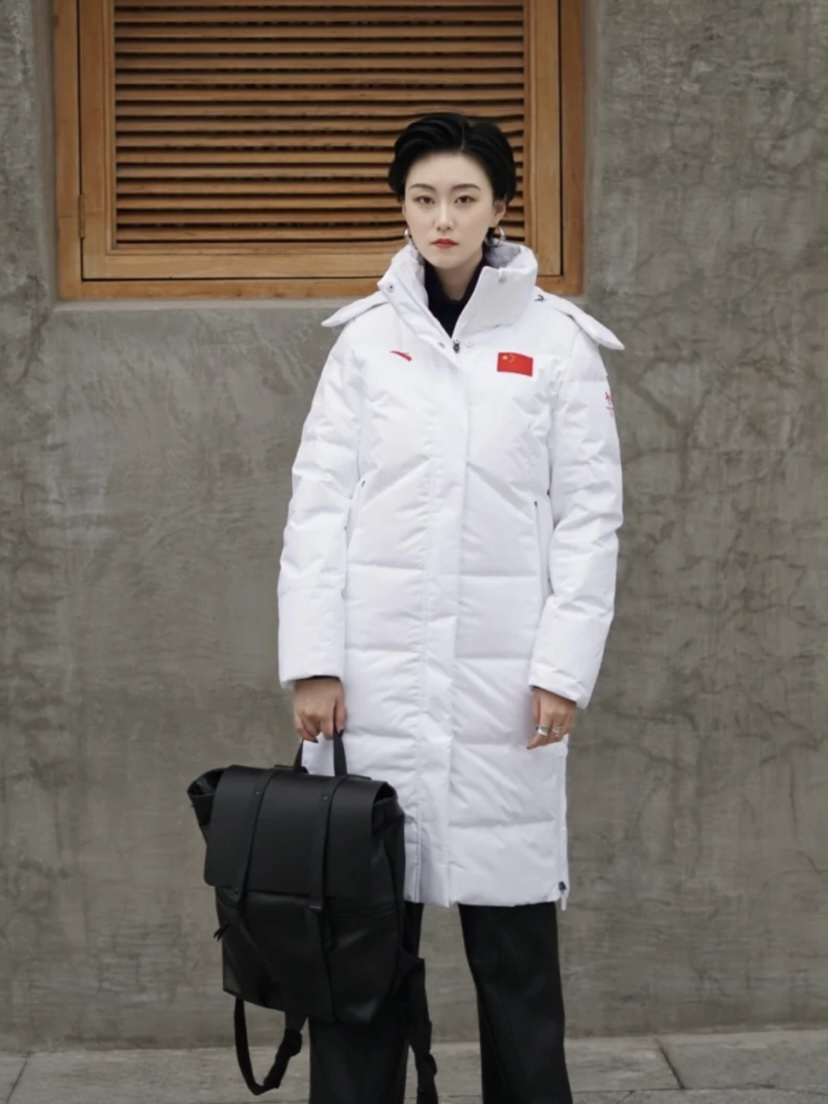 安踏冠军大白羽绒服，冬天行走的棉被