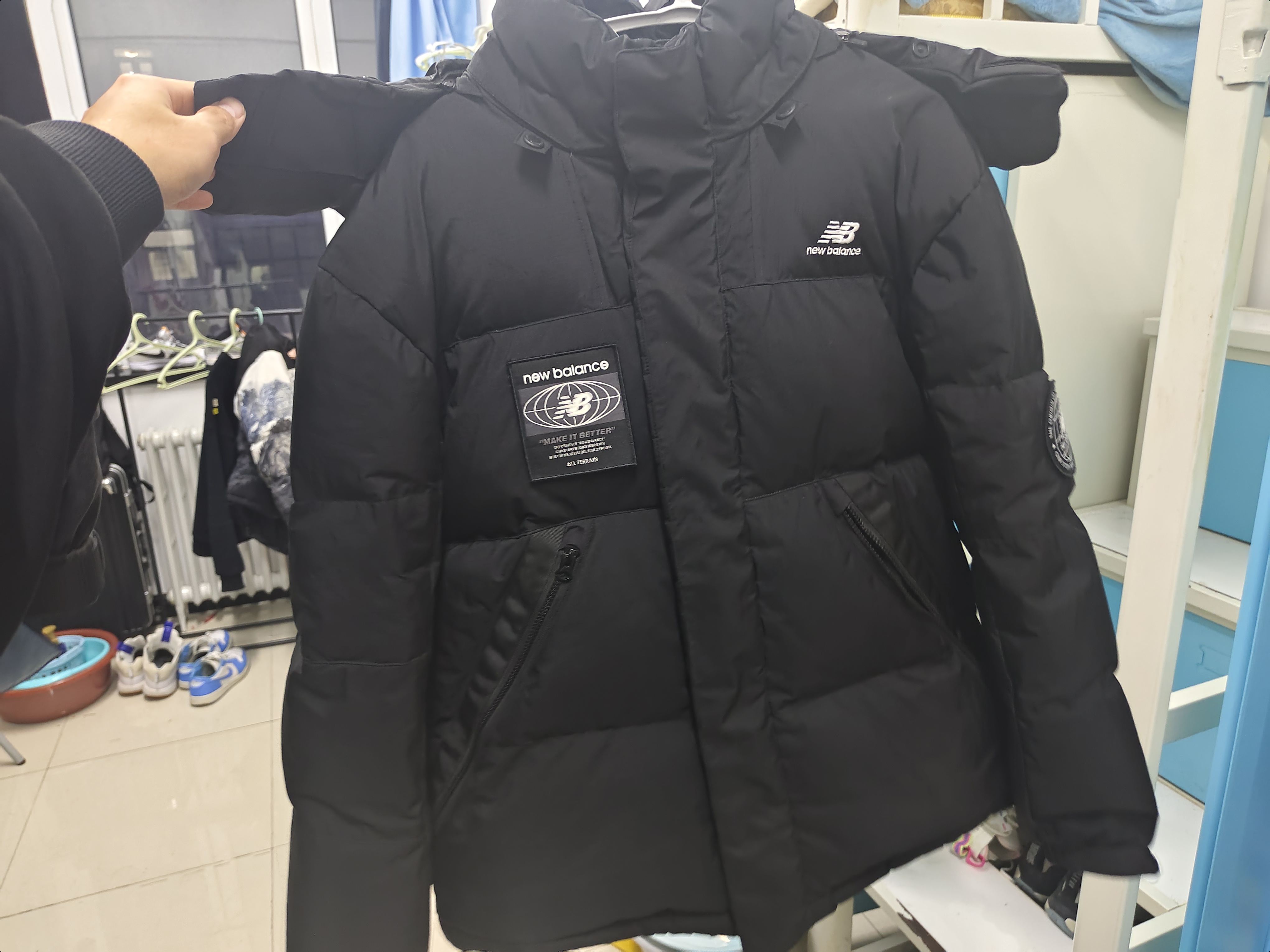 请问这是真的假的，收来的，感觉没什么问题就是穿起来显得特别宽