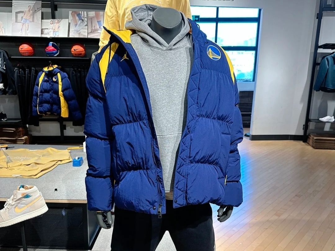 勇士队球迷看过来，这件棉服好看又保暖！
