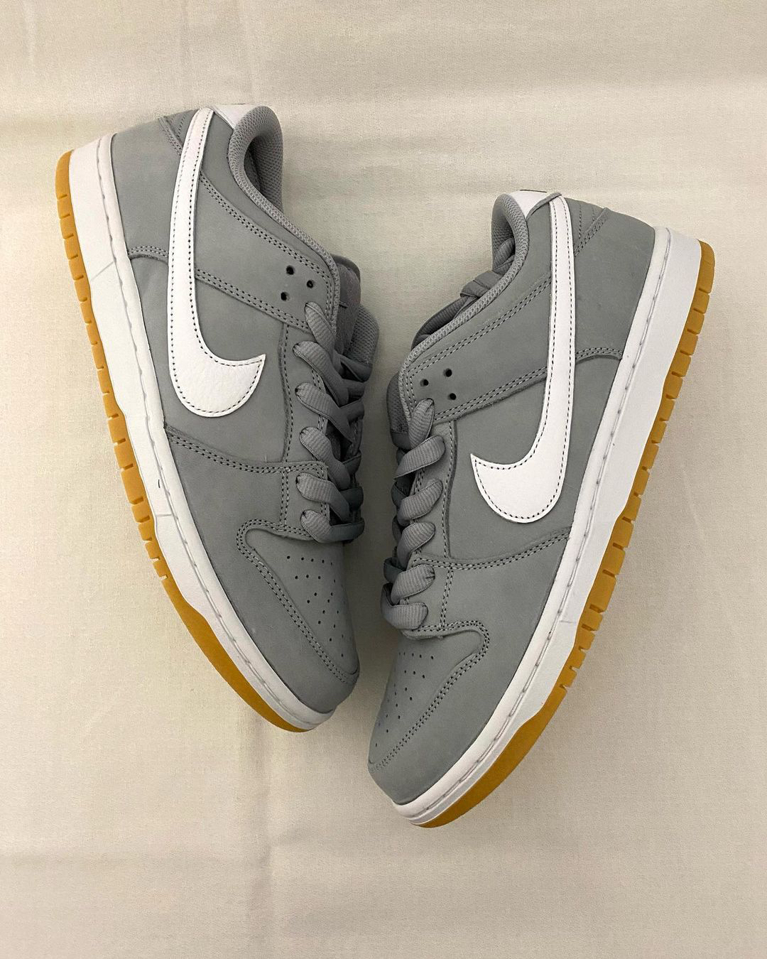 颜色百搭又有点小高级感 SB Dunk Low 灰生胶