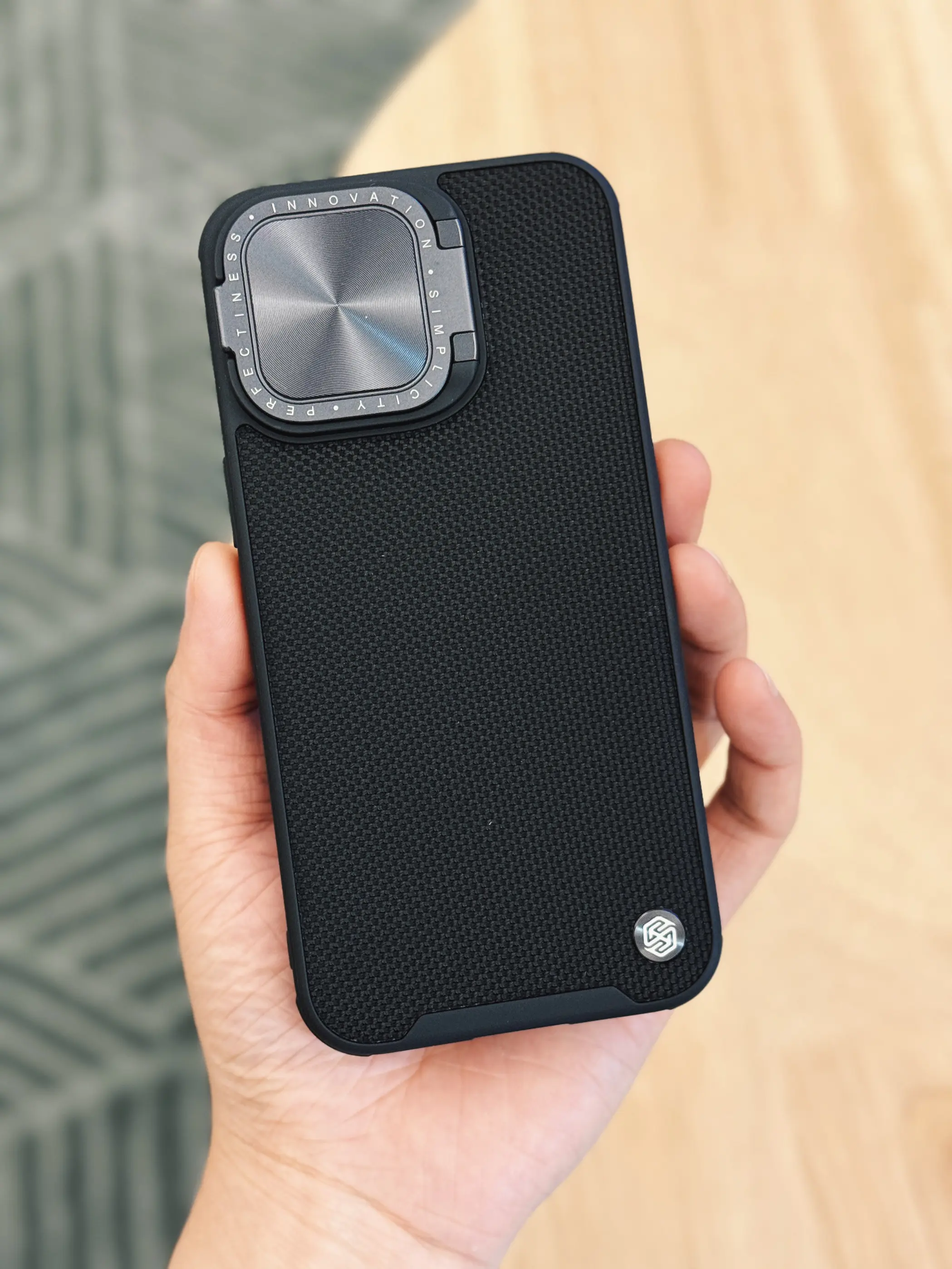 带摄像头保护盖+支架二合一的iPhone保护壳