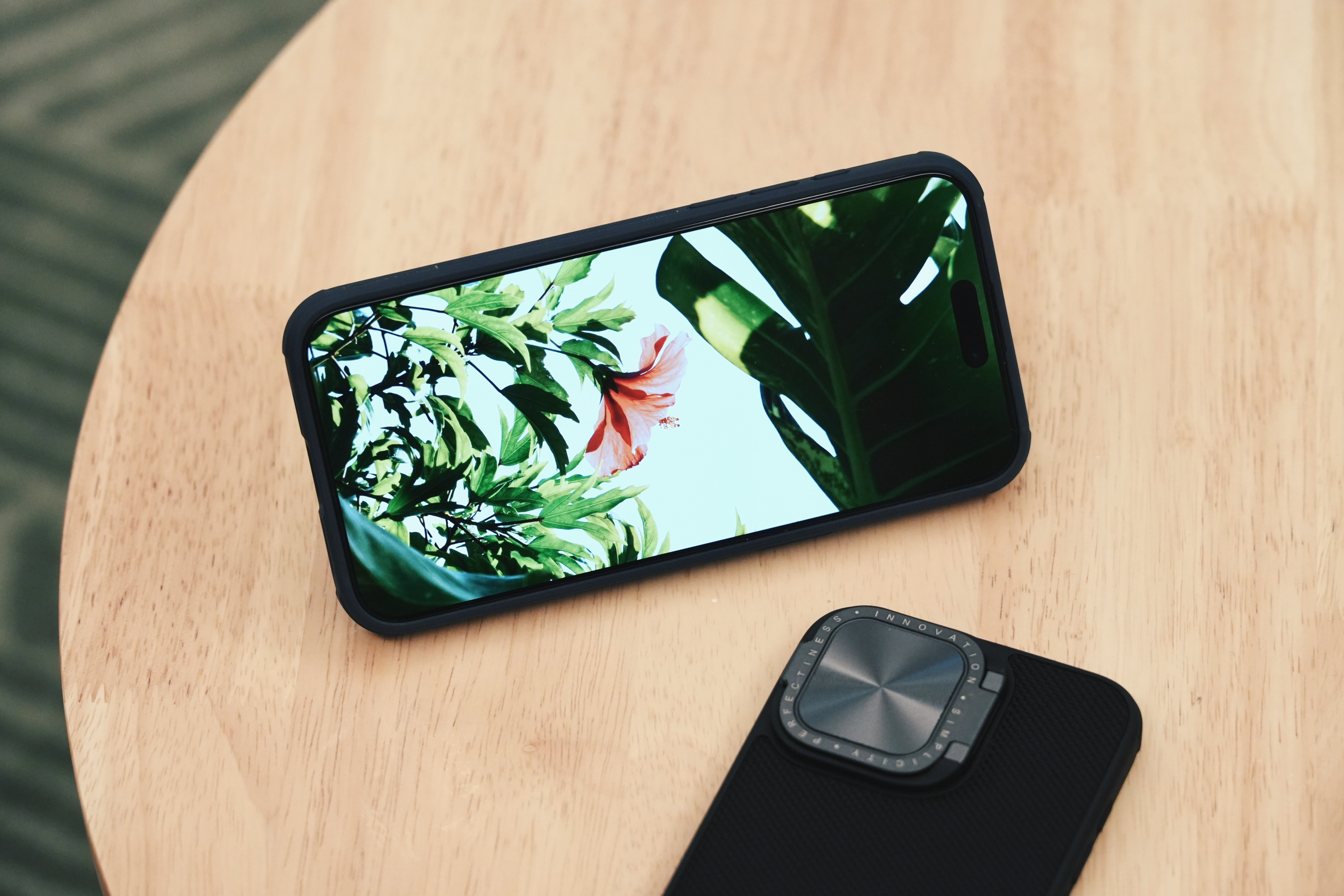 带摄像头保护盖+支架二合一的iPhone保护壳