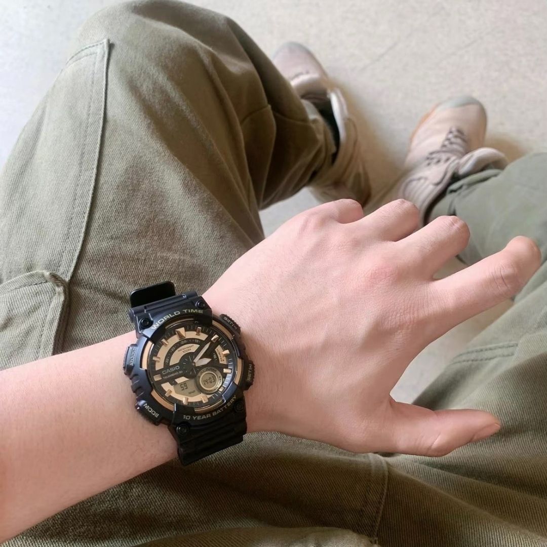 黑金色的卡西欧，很适合男生秋冬戴