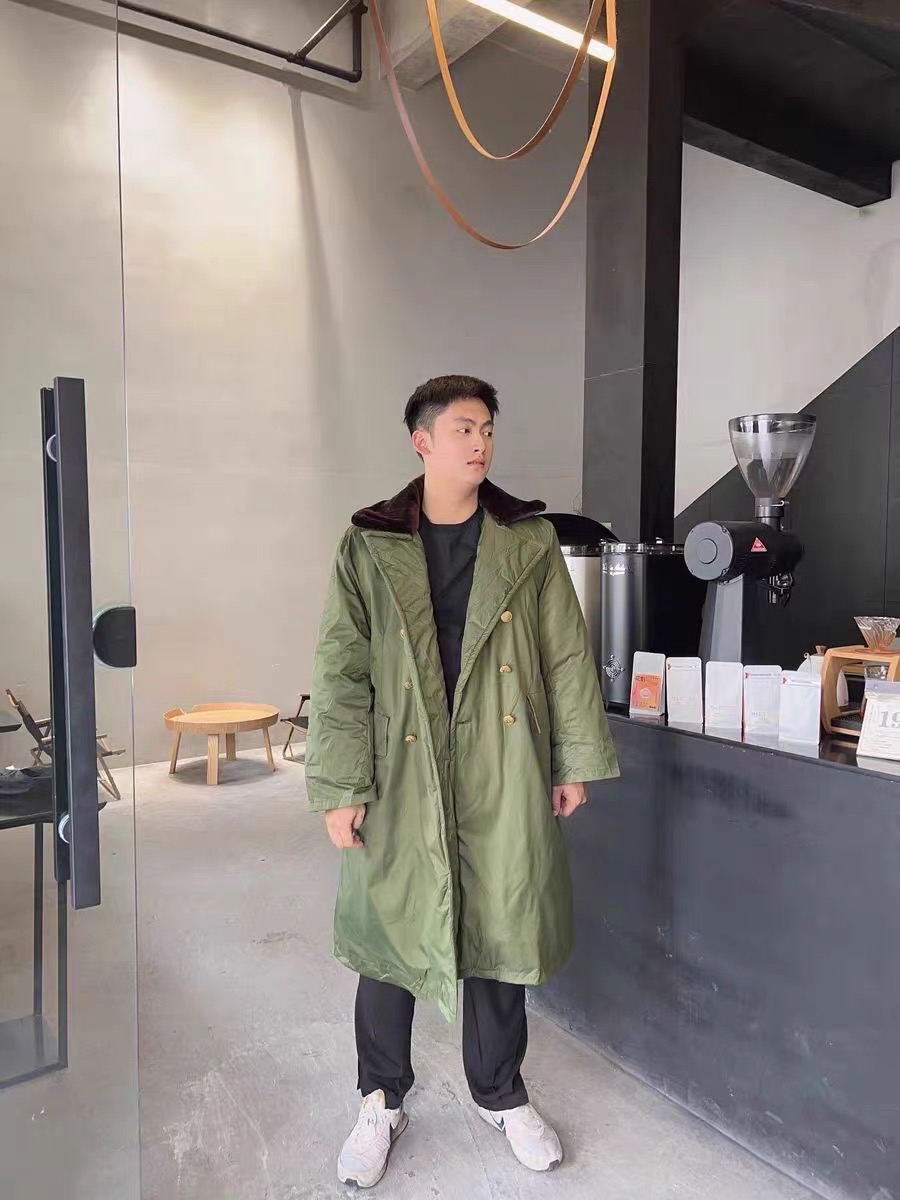 年纪轻轻就穿上军大衣了！！