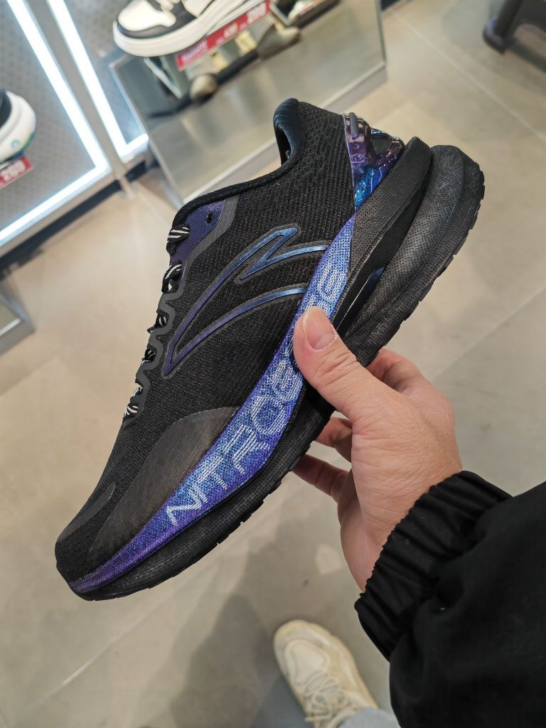 全黑跑鞋见过吗？有点帅啊！