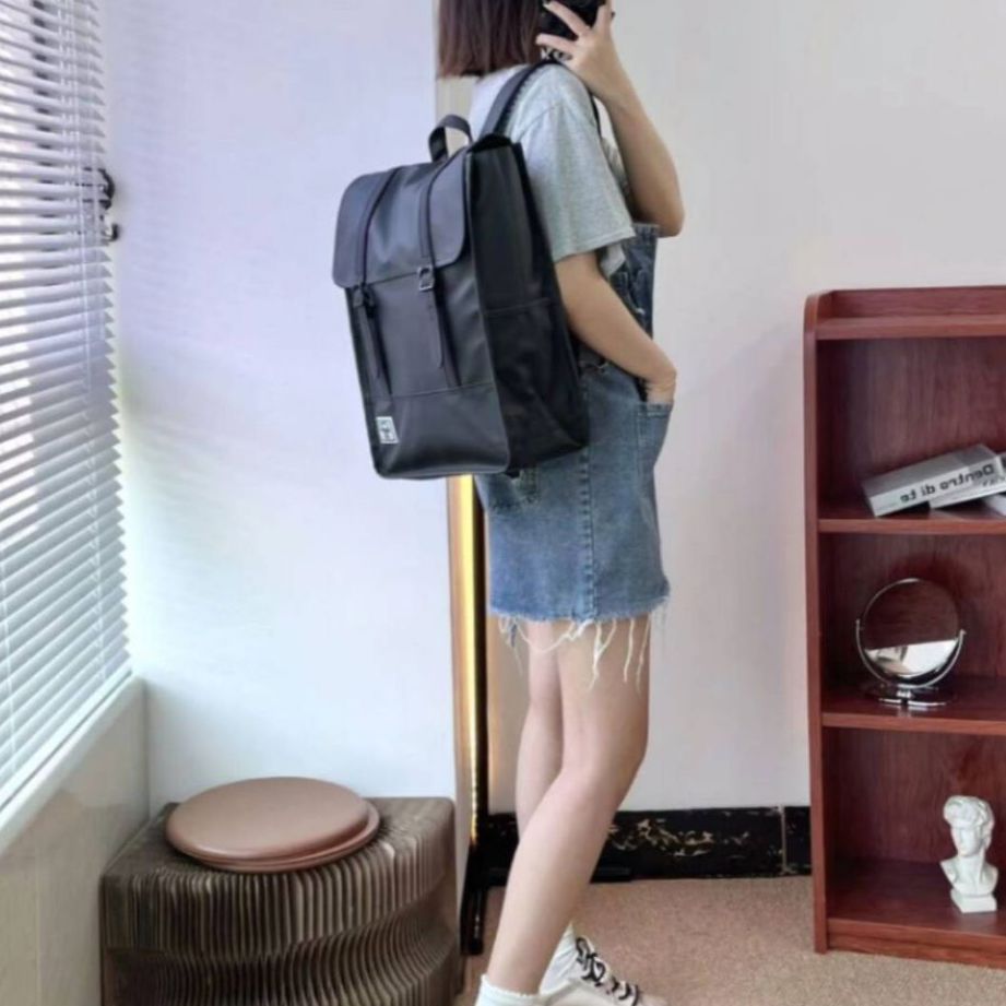 黑色色皮质双肩包一定会让你感到幸福的