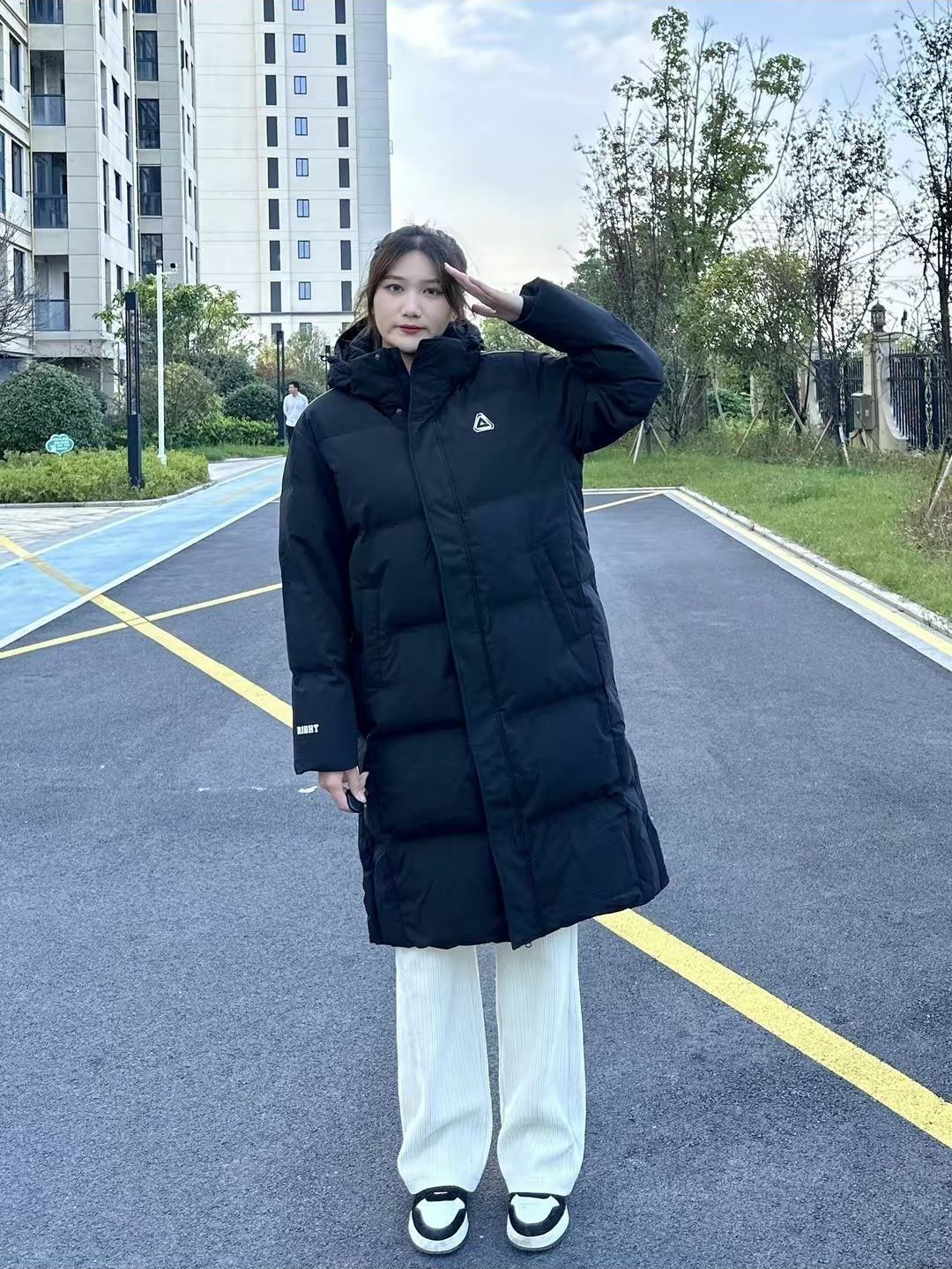 温柔又乖巧的她穿着长款羽绒服来啦