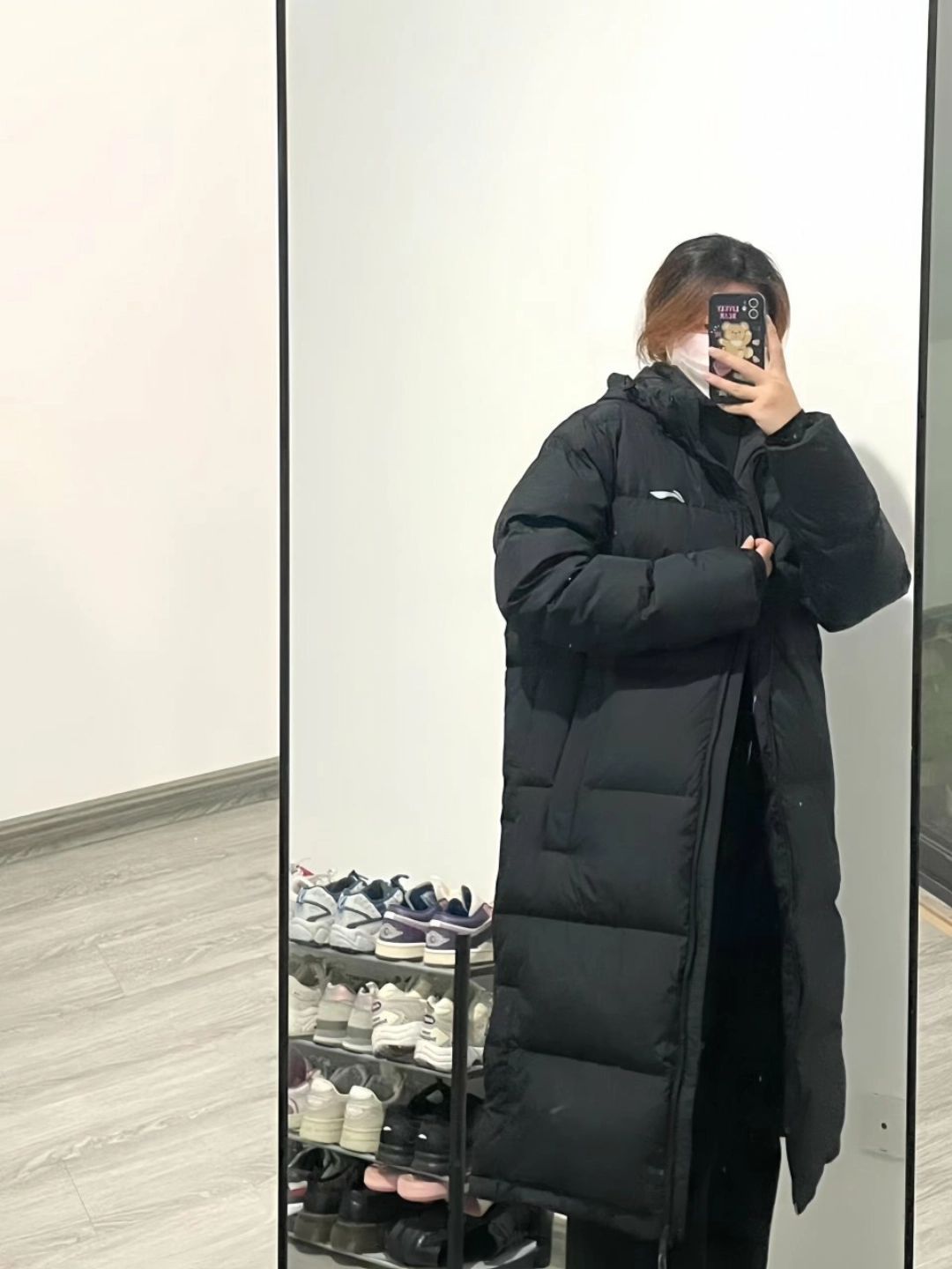 冬季必备! 黑色长款羽绒服温暖一冬