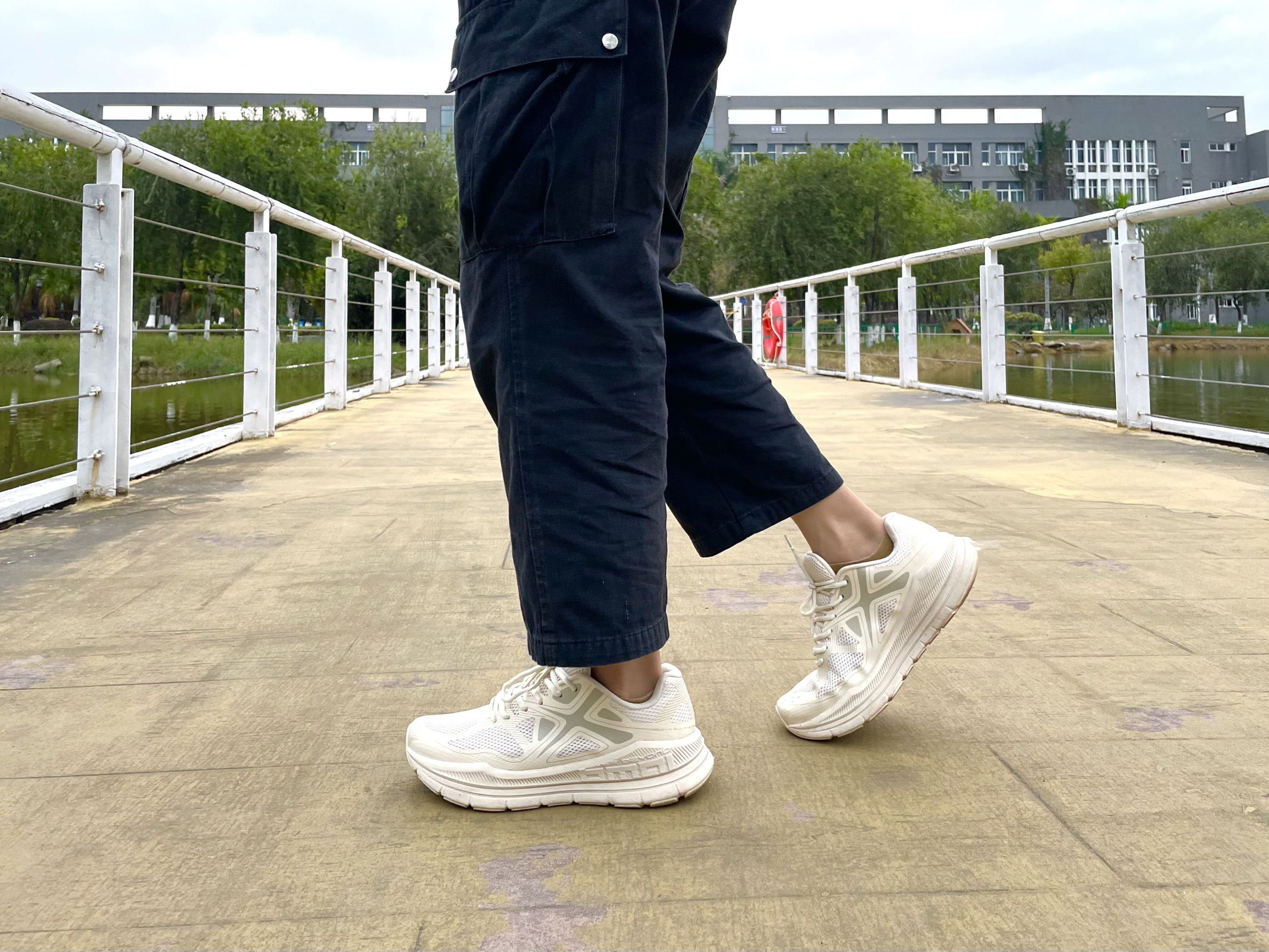 小清新纯色海沙白跑步鞋 踩在沙滩的感觉