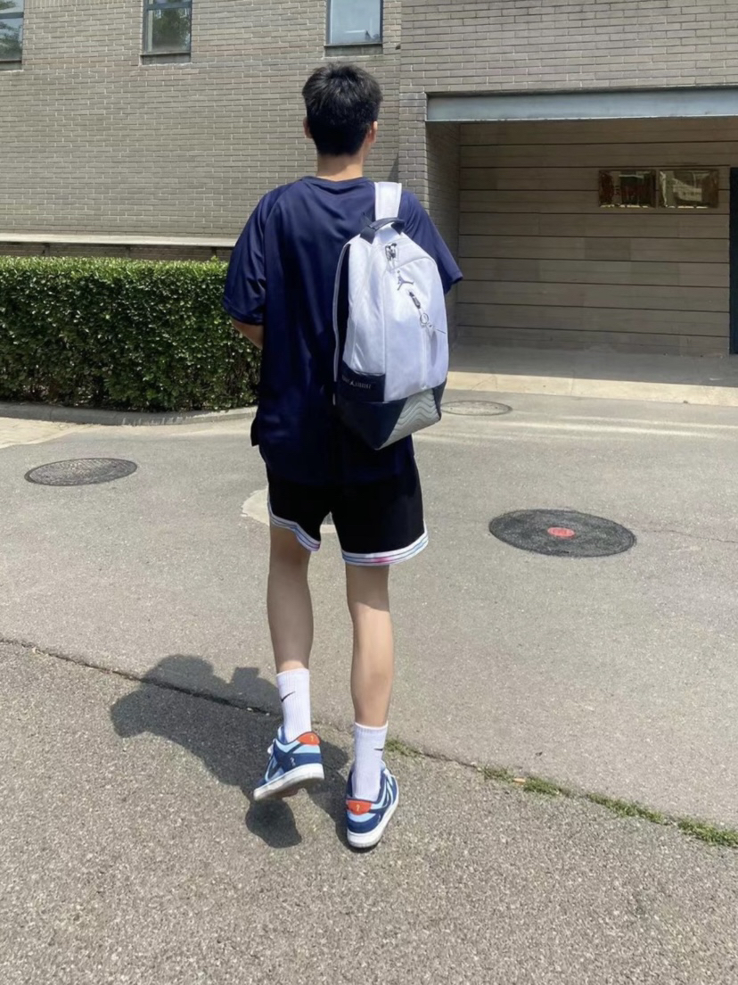 背包有点小帅！！