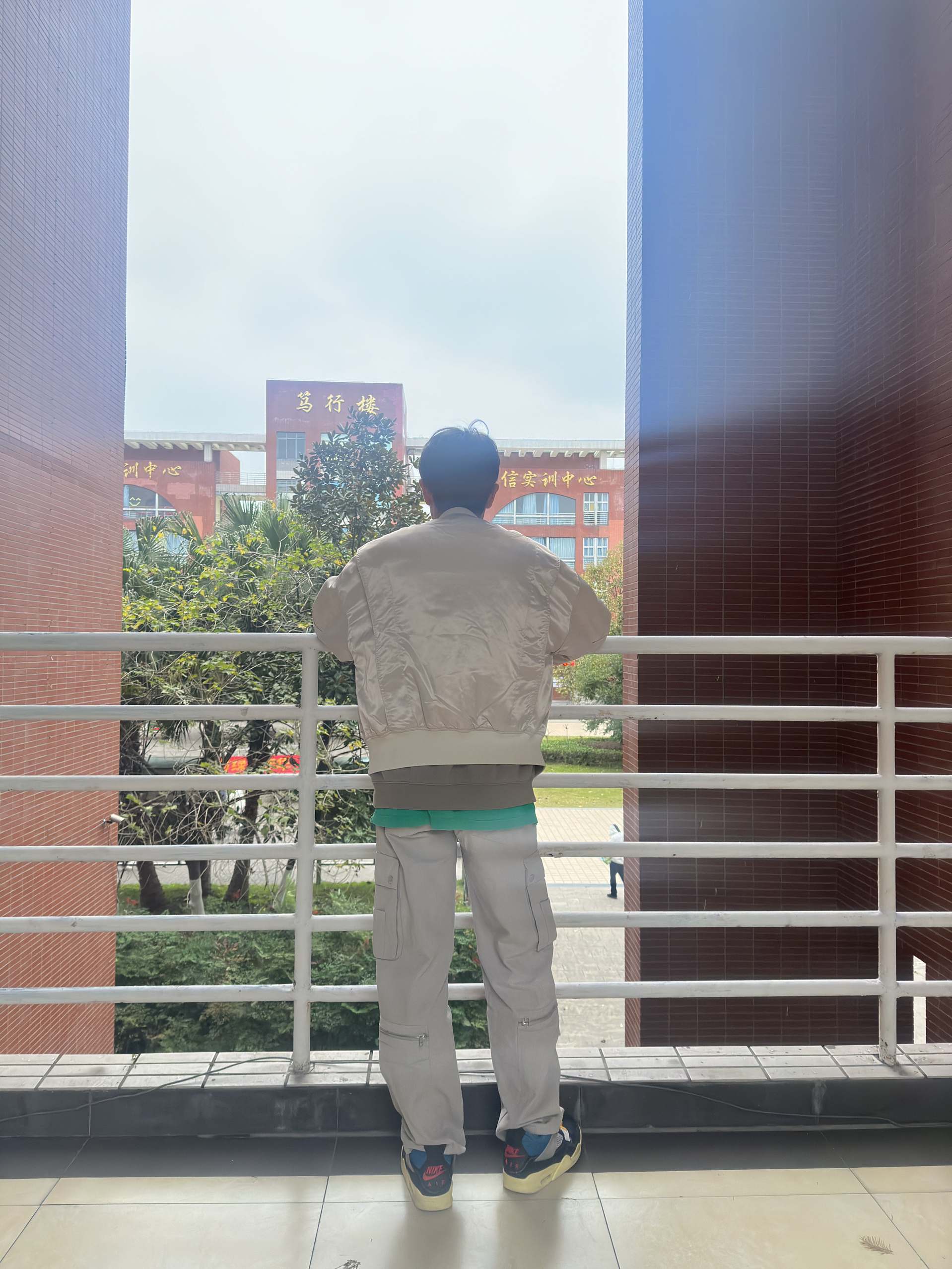 👔：夹克外套重来没有尝试过白色非常好看
