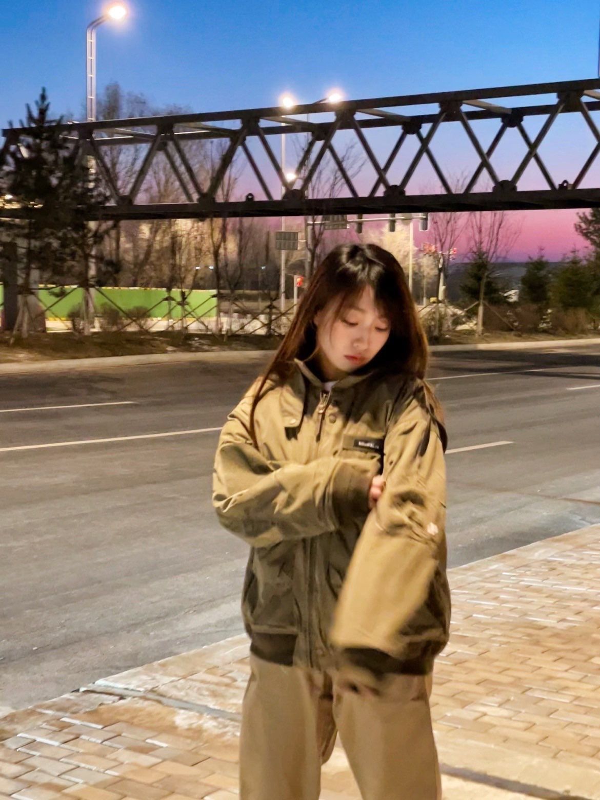 蓝紫色晚霞下的酷酷ootd🔗