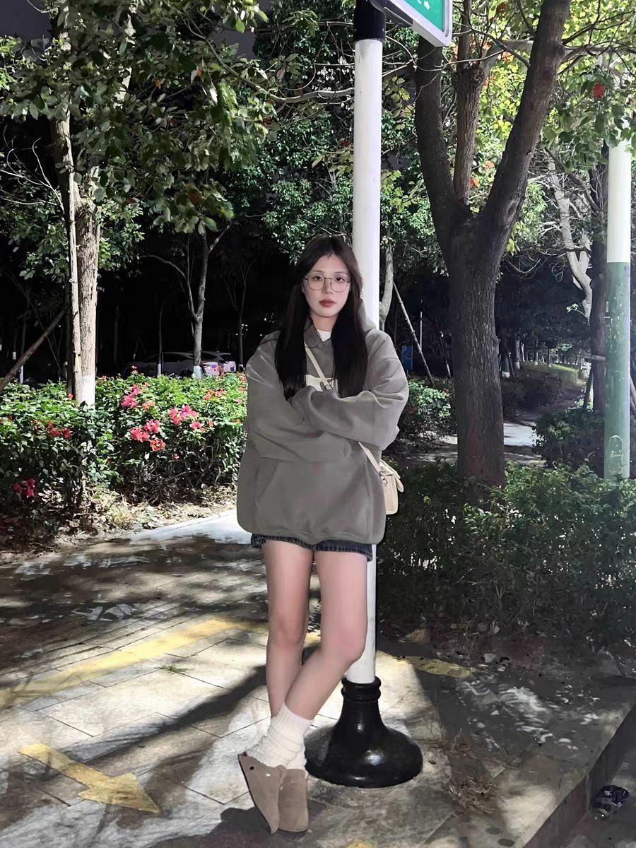 灰绿卫衣我好爱