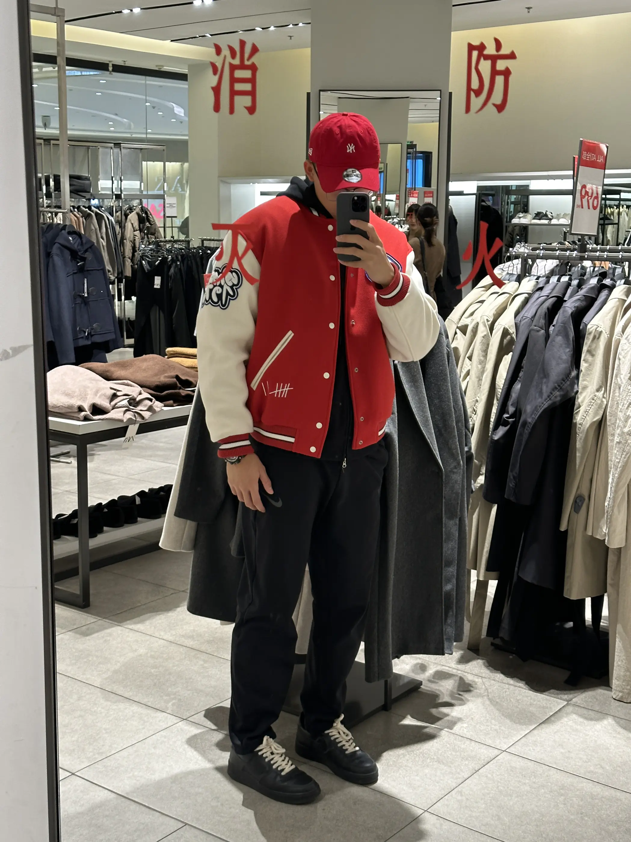 这一身黑红搭配太帅了
