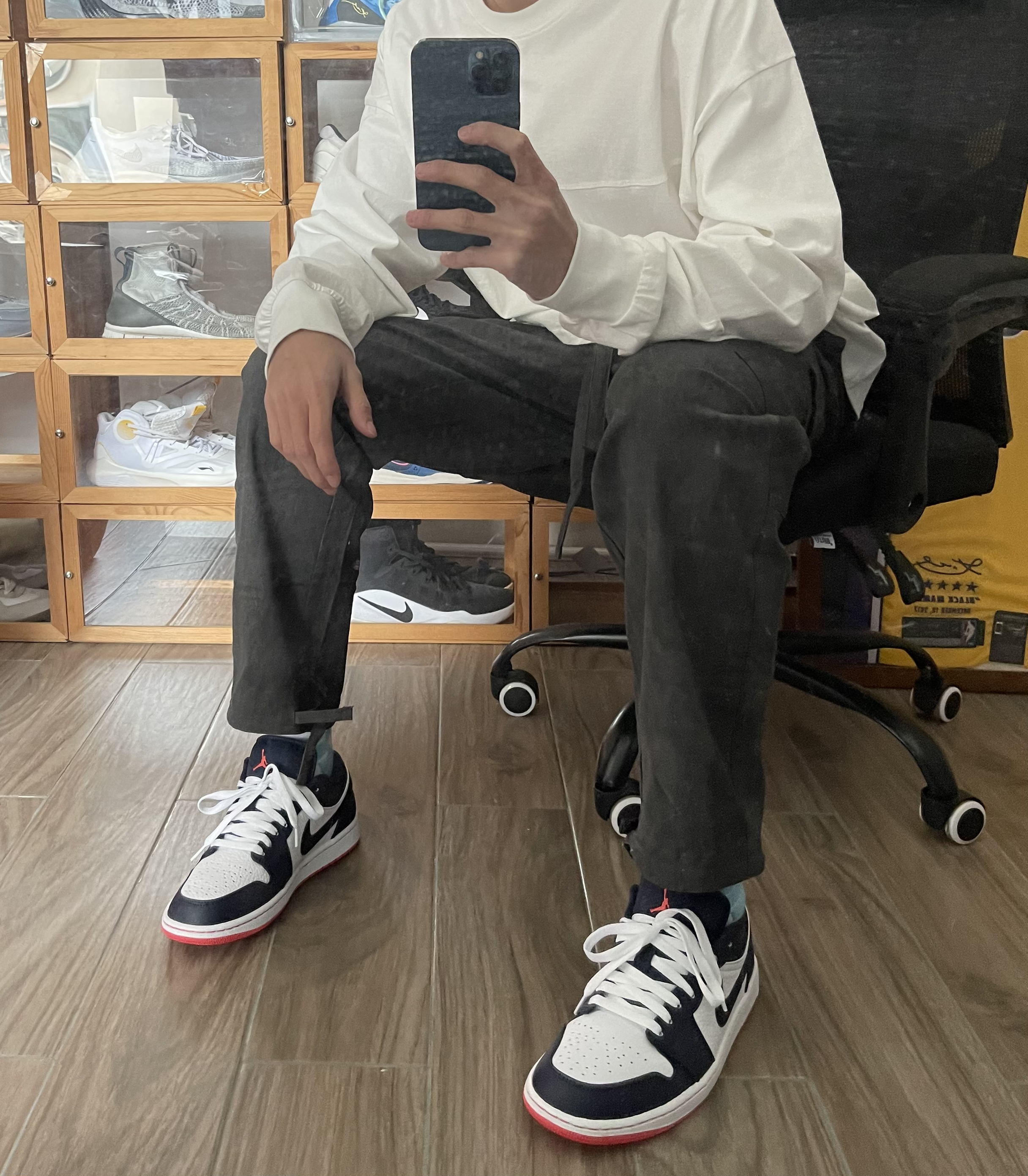 一款潮流复古的篮球鞋，以低帮设计展现时尚