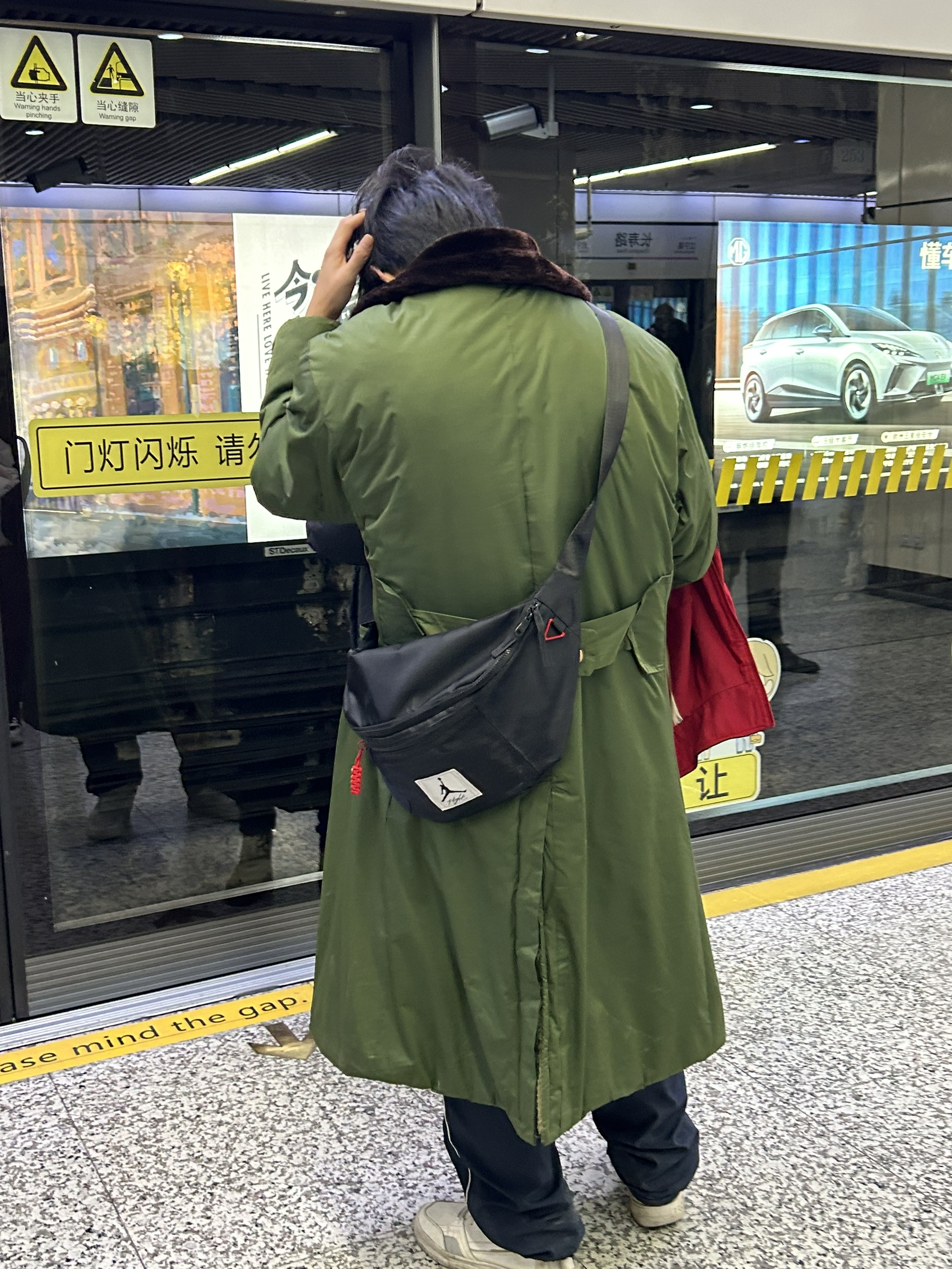 不是羽绒服买不起，而是军大衣更有性价比