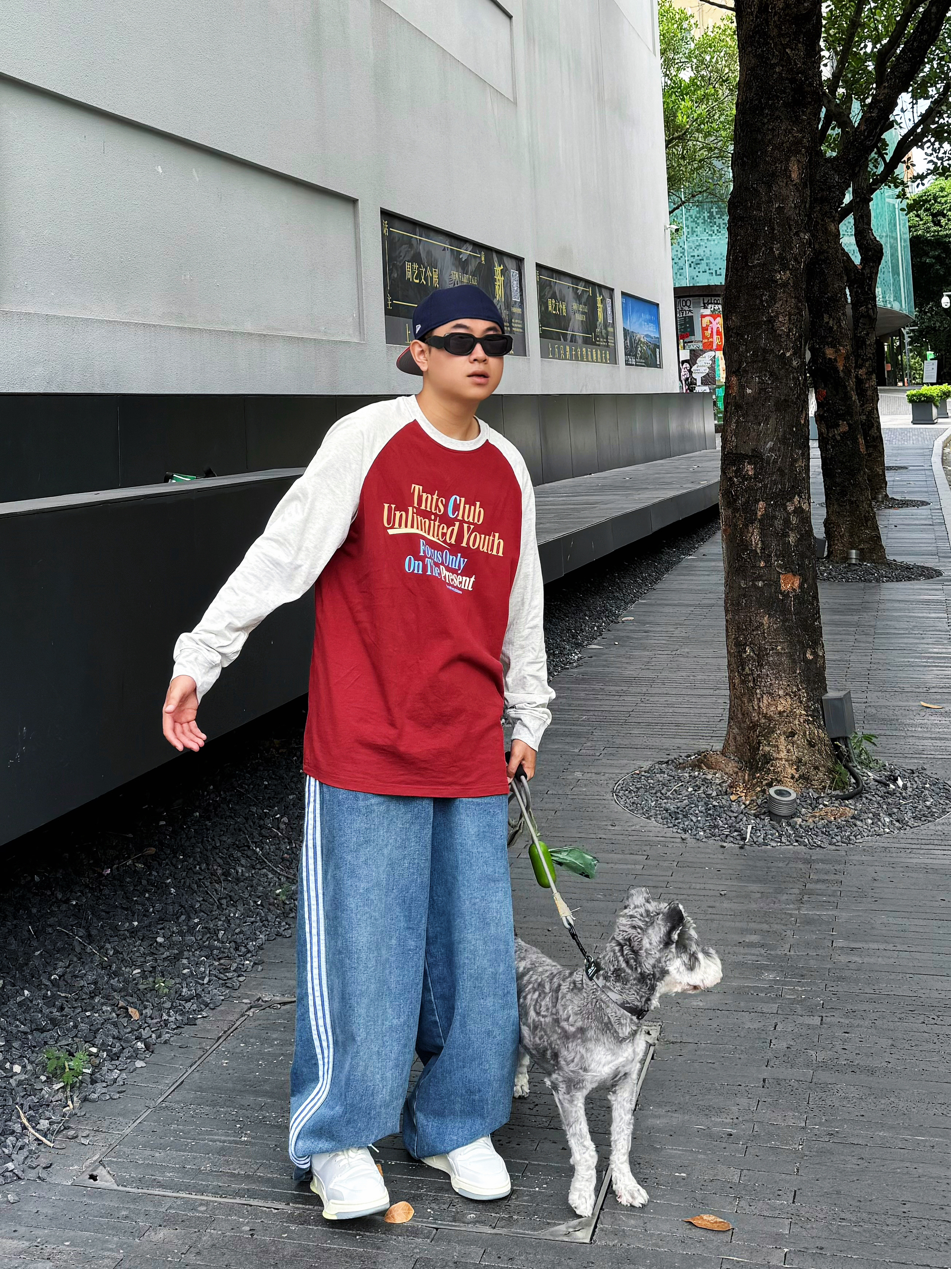 遛狗运动穿搭 休闲蛮舒服的