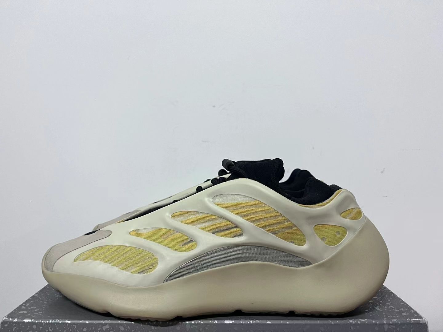 Adidas Yeezy boost runner 700 V3