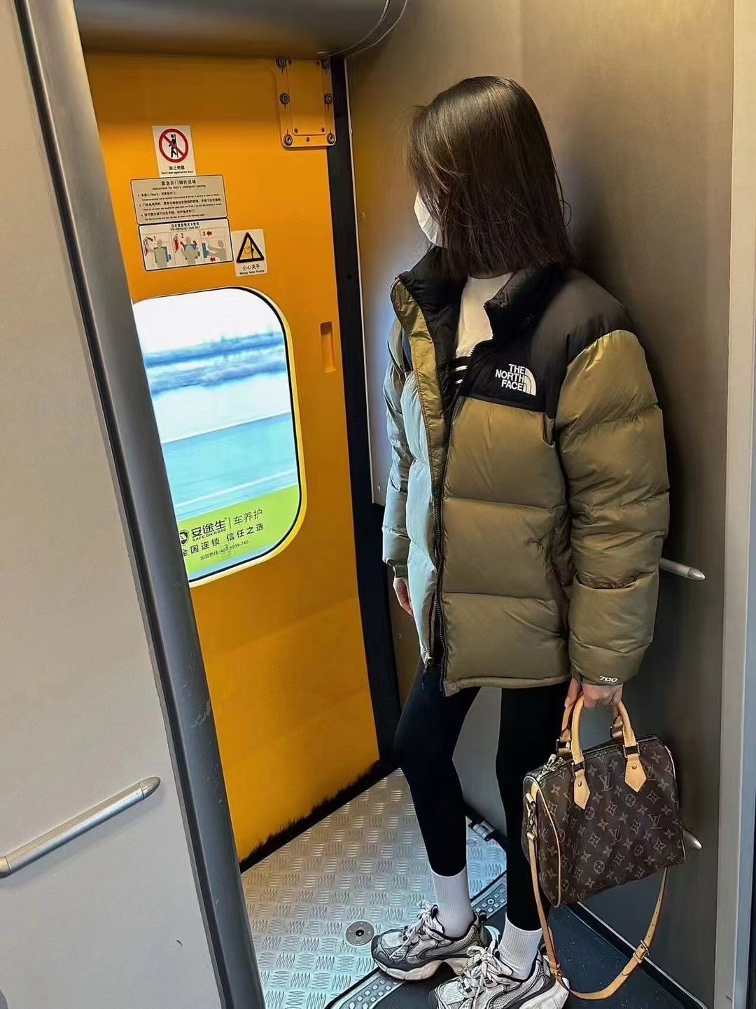 北面羽绒服
这个褐绿色太有感觉了💋