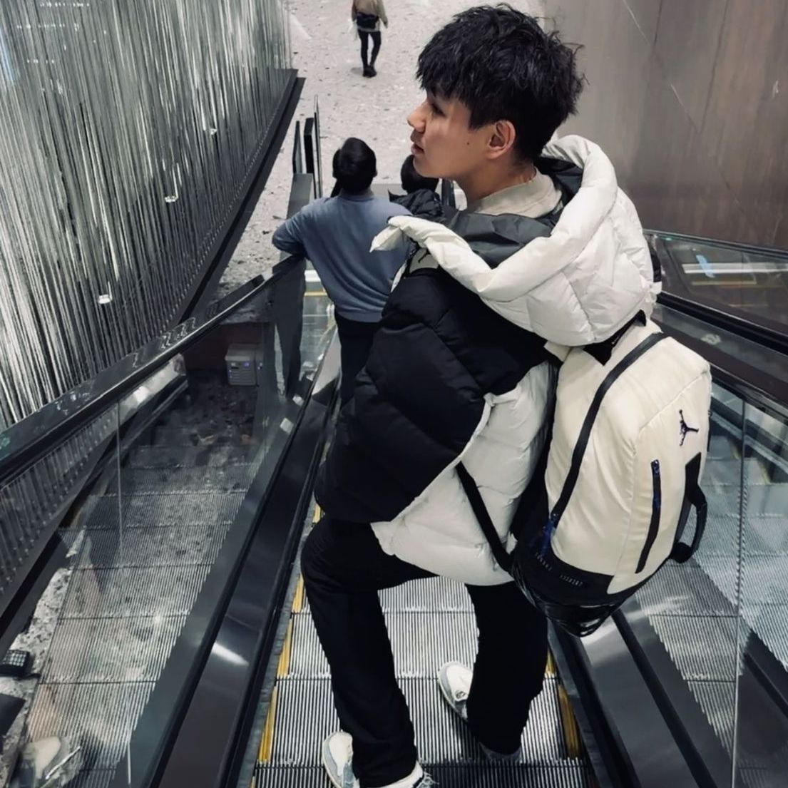 白色经典大容量包包